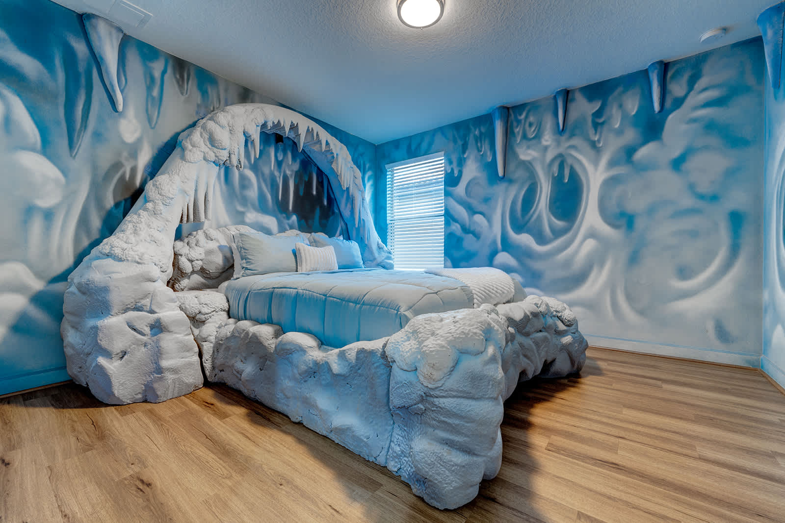 Jedi Hideout • Sleeps 26 • Resort Access • Pool 4