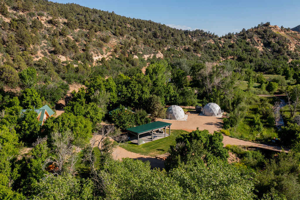 Near National Parks in the heart of Southern Utah w/ hot tub, Accommodates 30