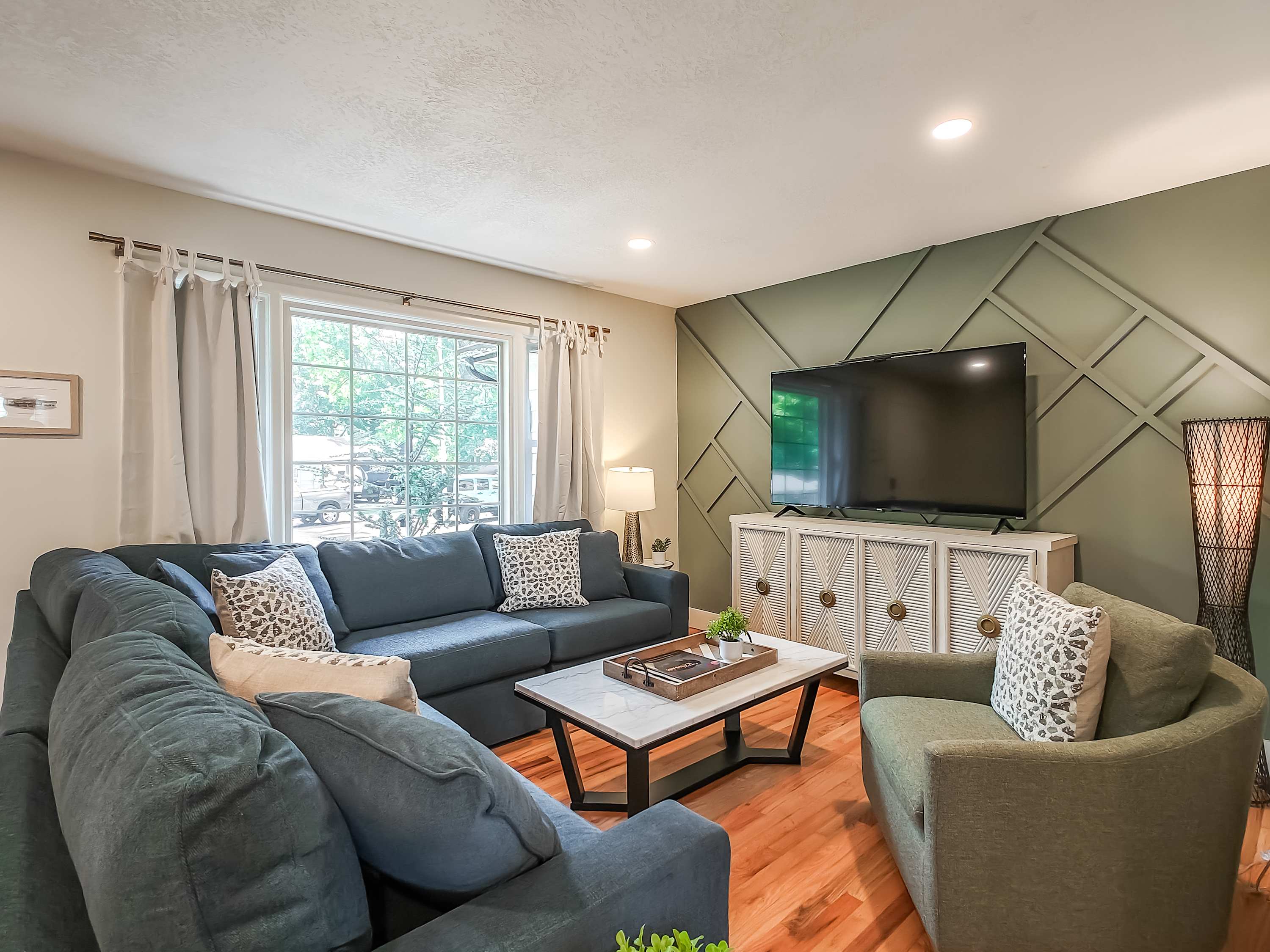 Overland Park Beauty! 3BD 2BA New Listing! — Overland Park, KS — vacation rental