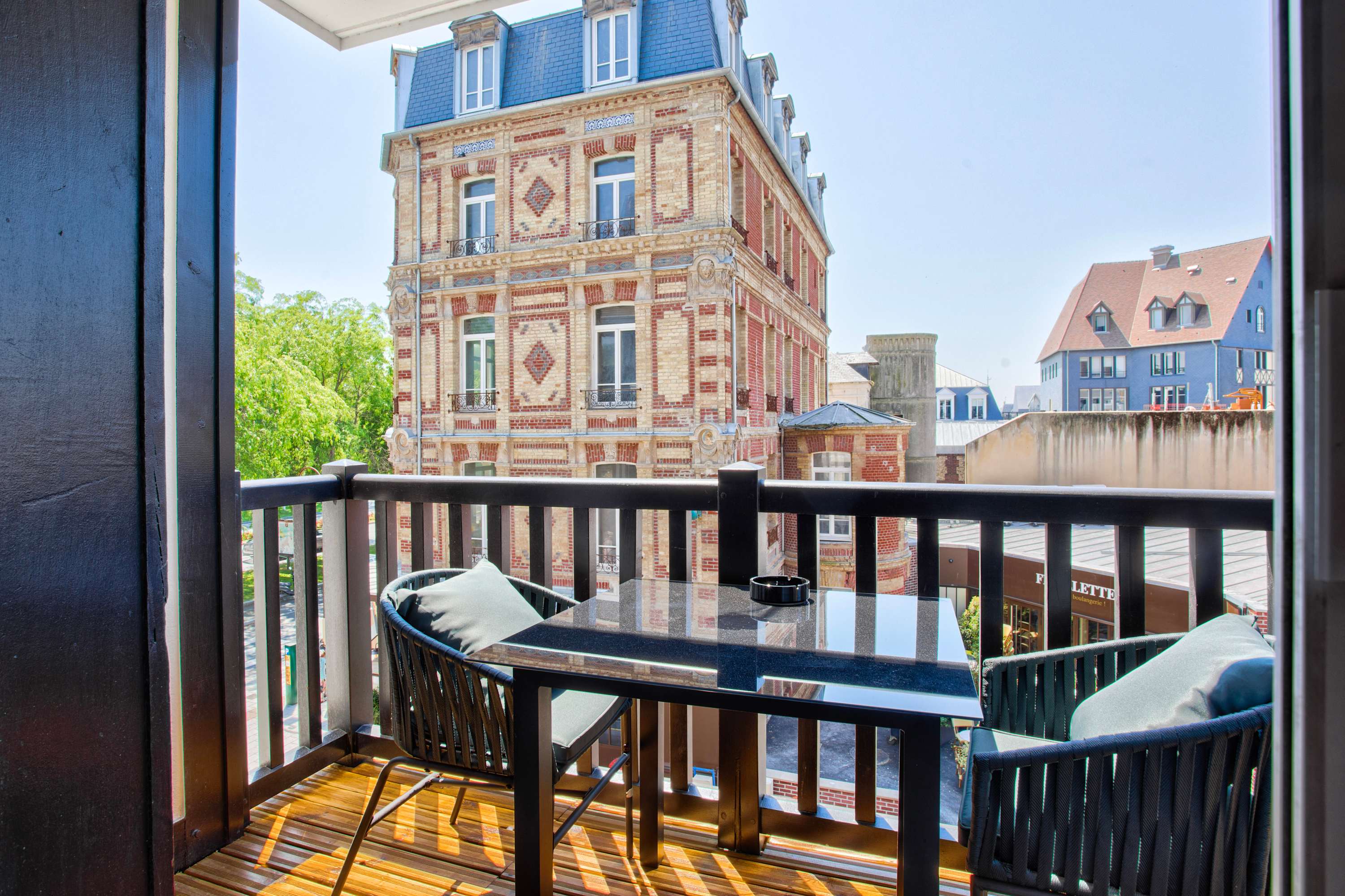 Beachfront Modern Apartment in Central Deauville – photo 13