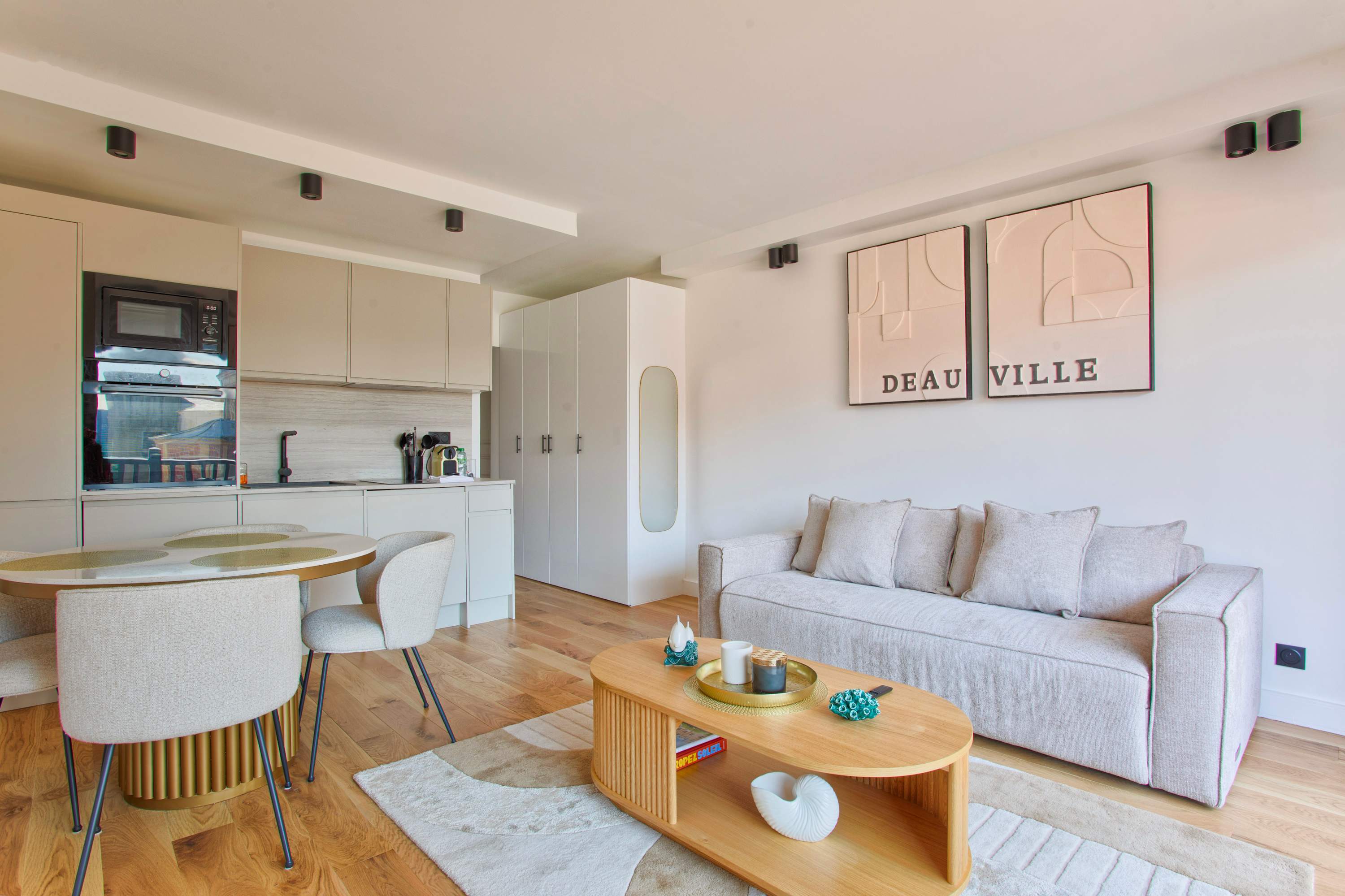 Beachfront Modern Apartment in Central Deauville – photo 2