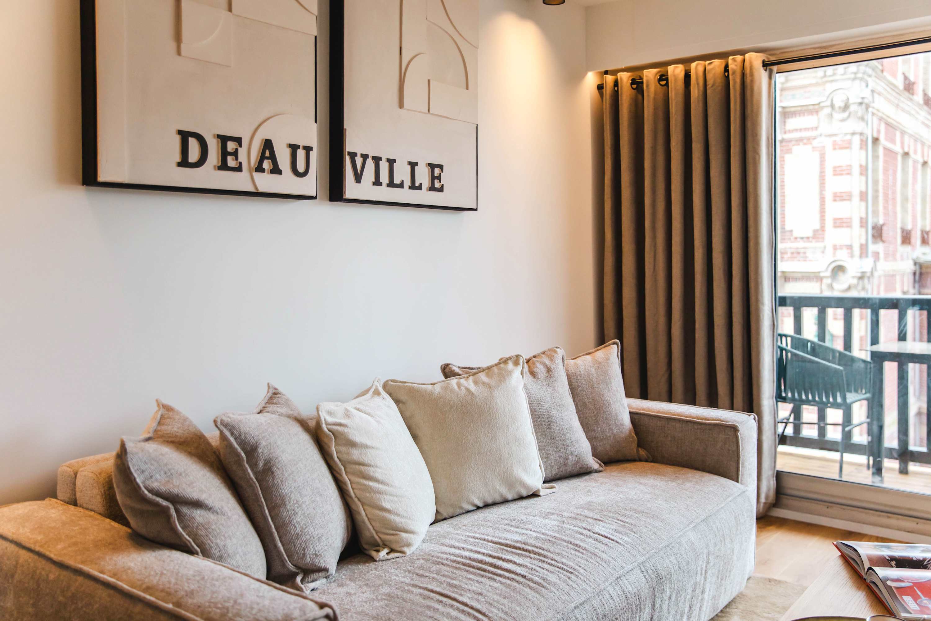 Beachfront Modern Apartment in Central Deauville – photo 12