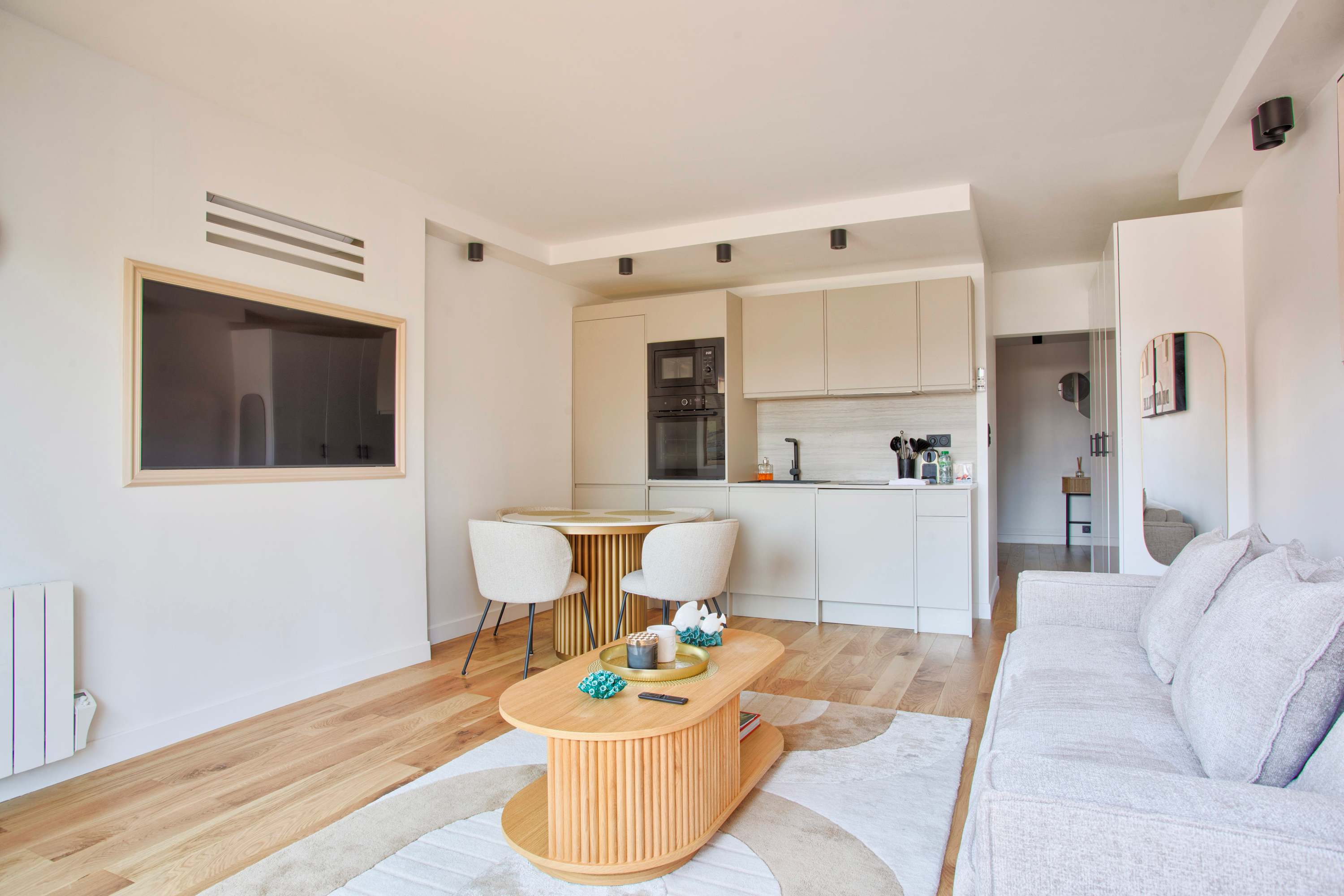 Beachfront Modern Apartment in Central Deauville – photo 3