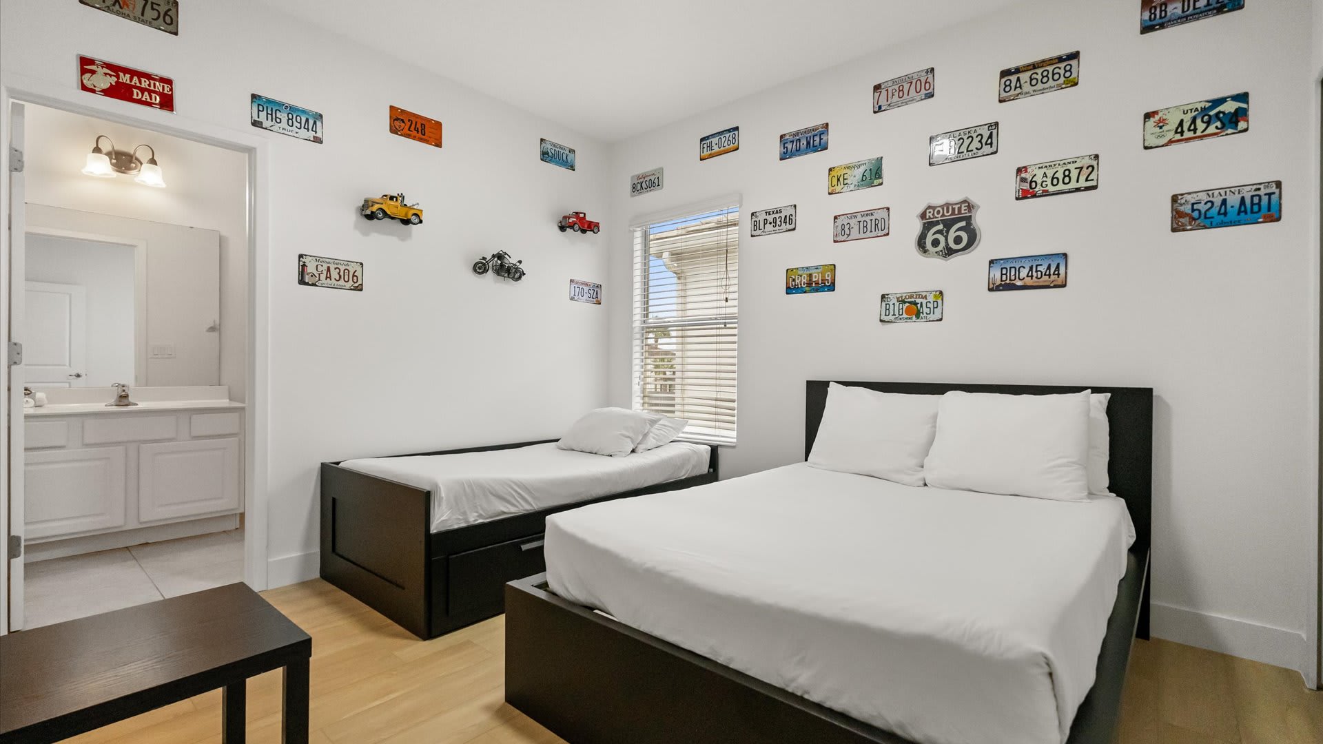 Bedroom with 1 double bed and 1 single bed