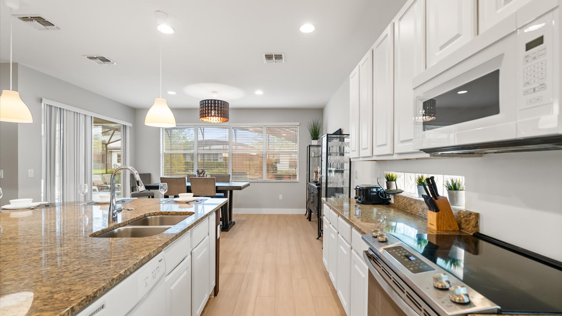 Fully equipped gourmet kitchen 