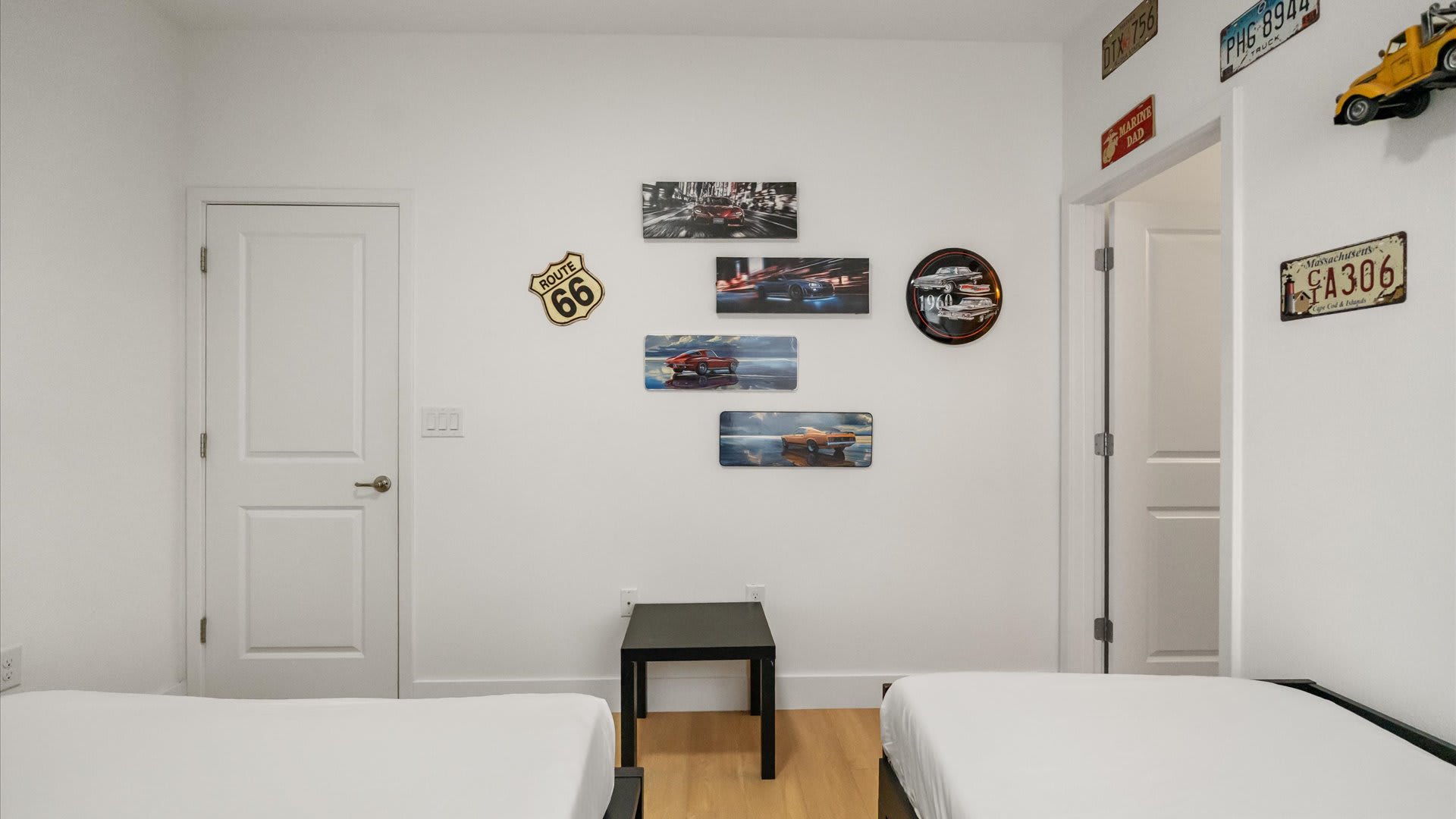 Bedroom with 1 double bed and 1 single bed