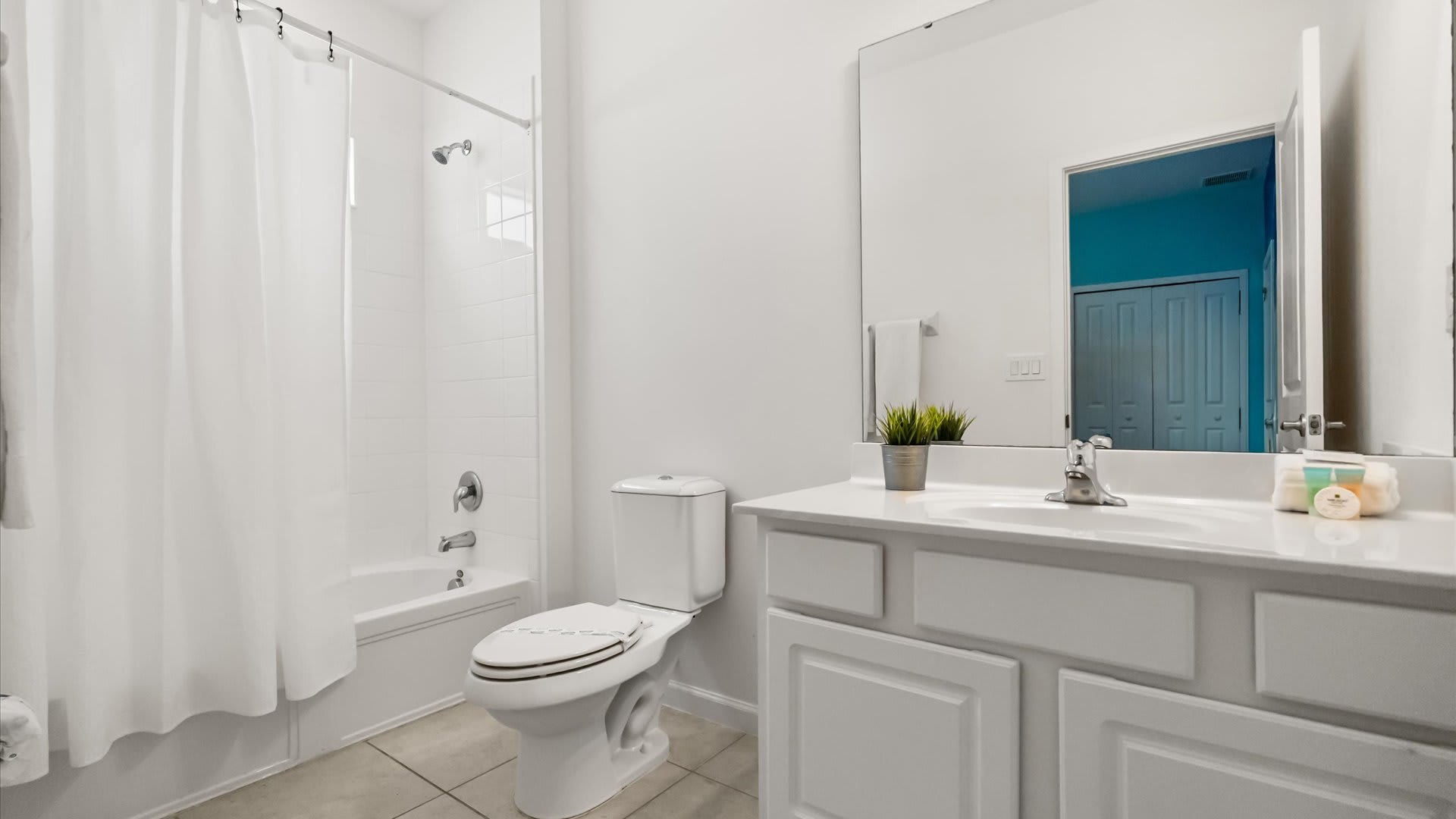 En-suite bathroom with combined bathtub and shower