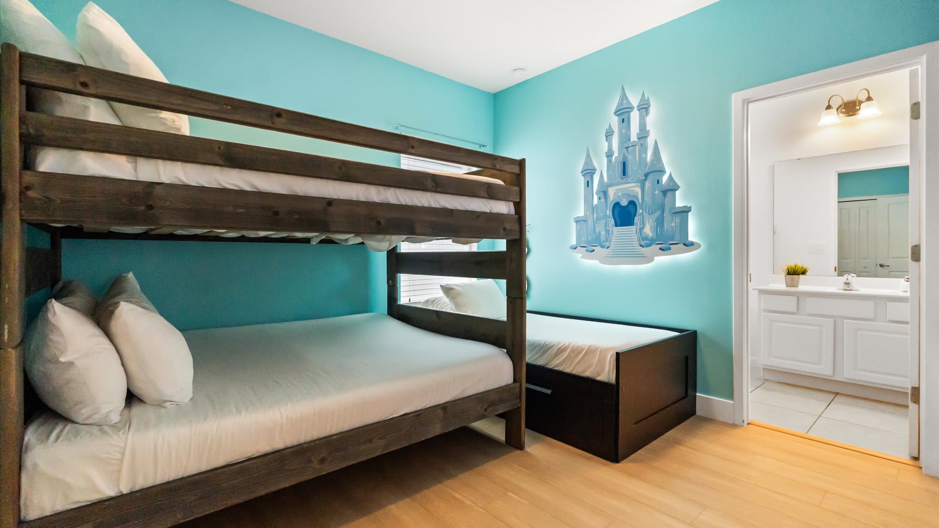 Frozen-themed bedroom with en-suite bathroom and 2 twin beds