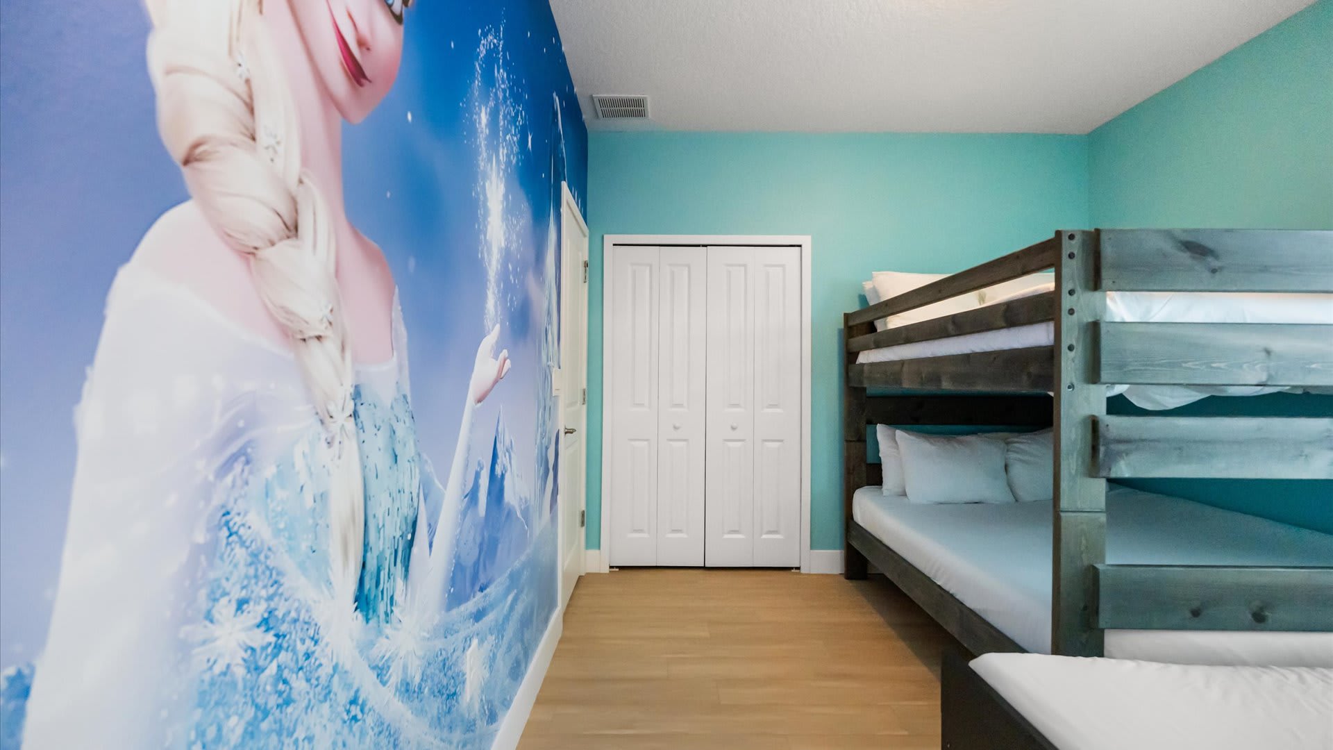 Frozen-themed bedroom with en-suite bathroom and 2 twin beds