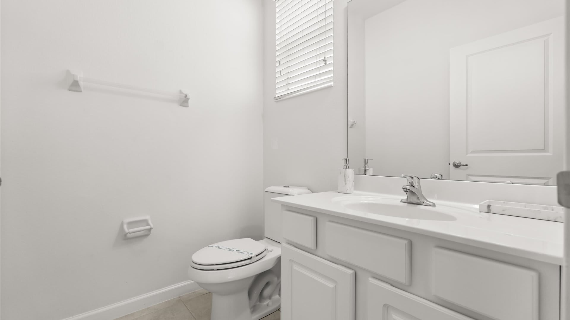 Newly Renovated 6BR Family Home Pool BBQ Games | Photo 36