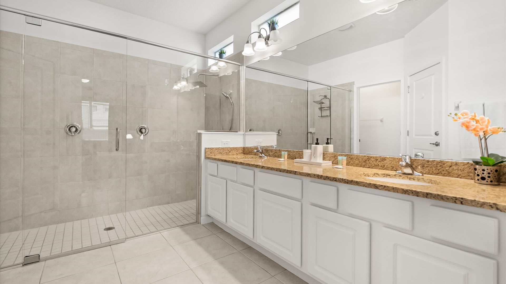 Spacious en-suite bathroom