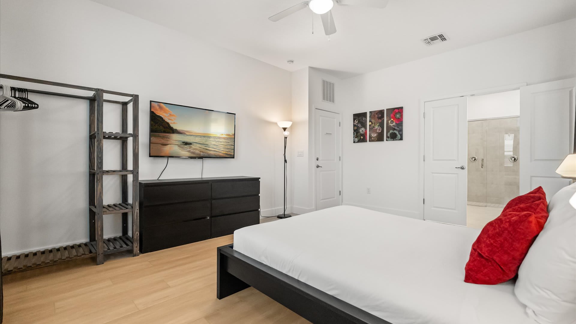 Queen bedroom with en-suite bathroom