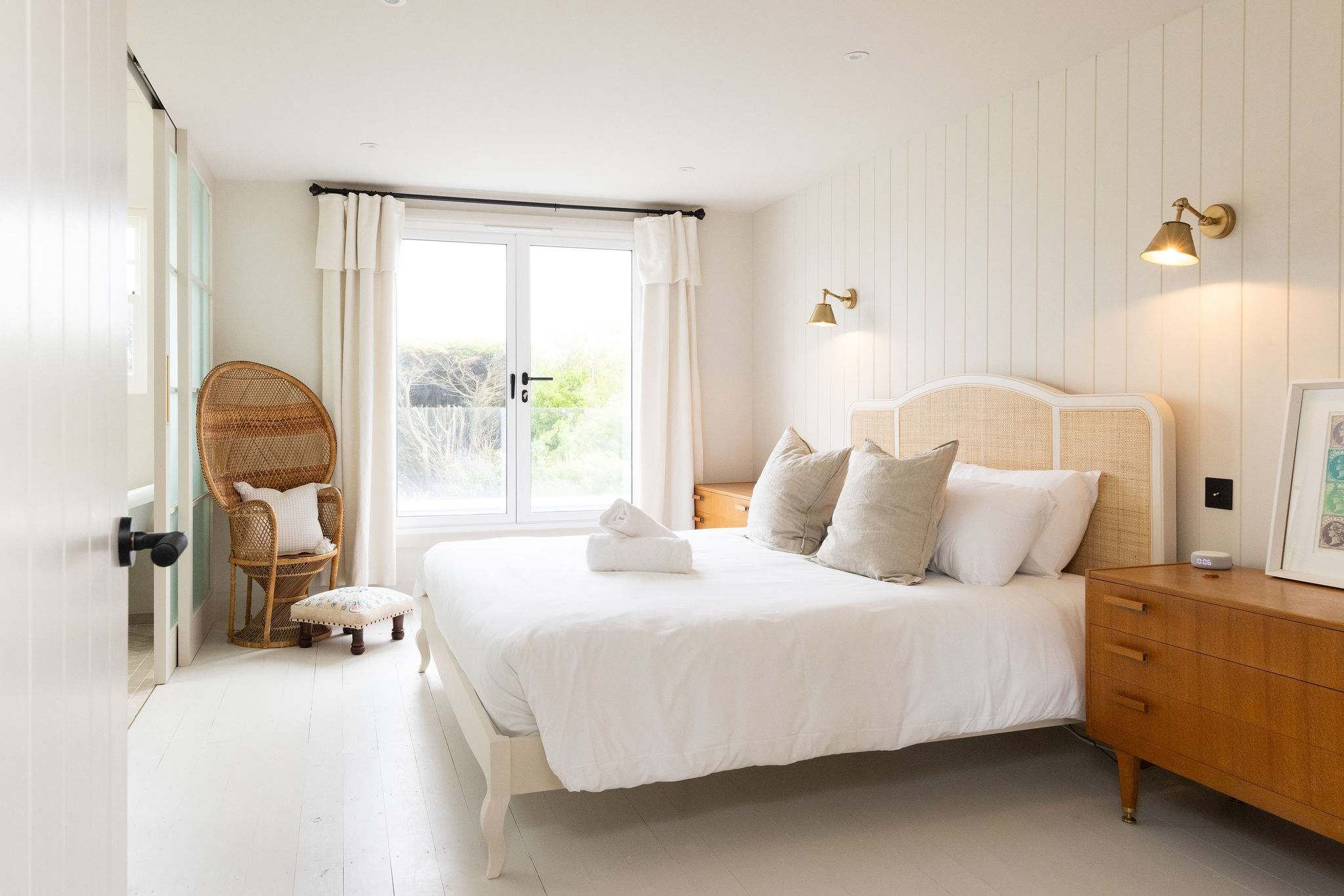 Find restful comfort in our beautifully designed bedrooms, complete with luxury linen and bedding.