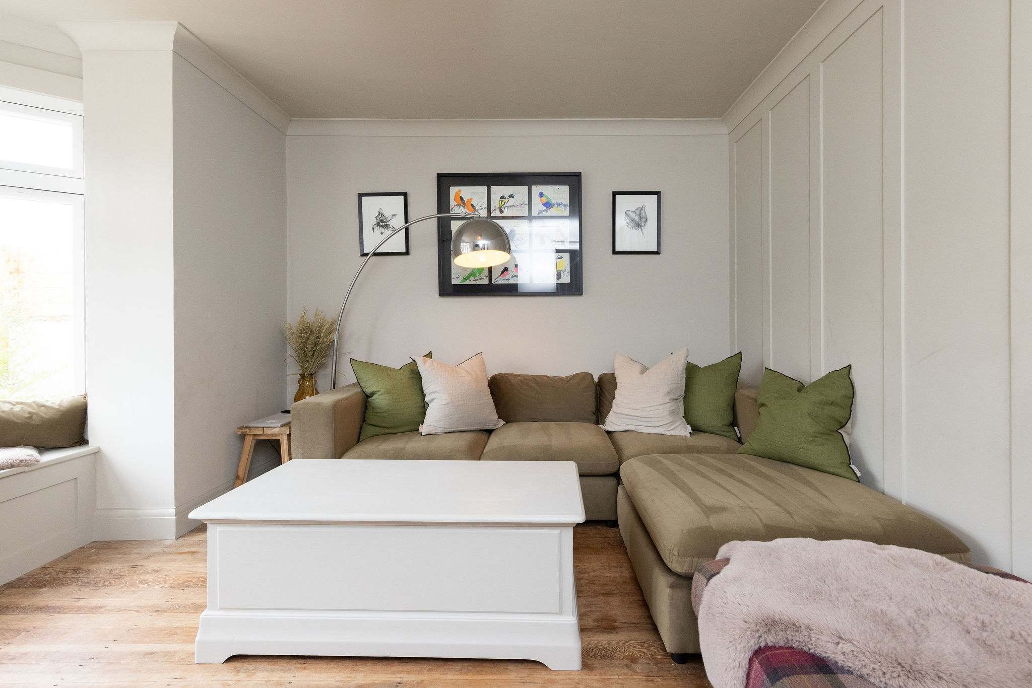 Relax and unwind in the separate snug lounge with its large, comfortable corner sofa.