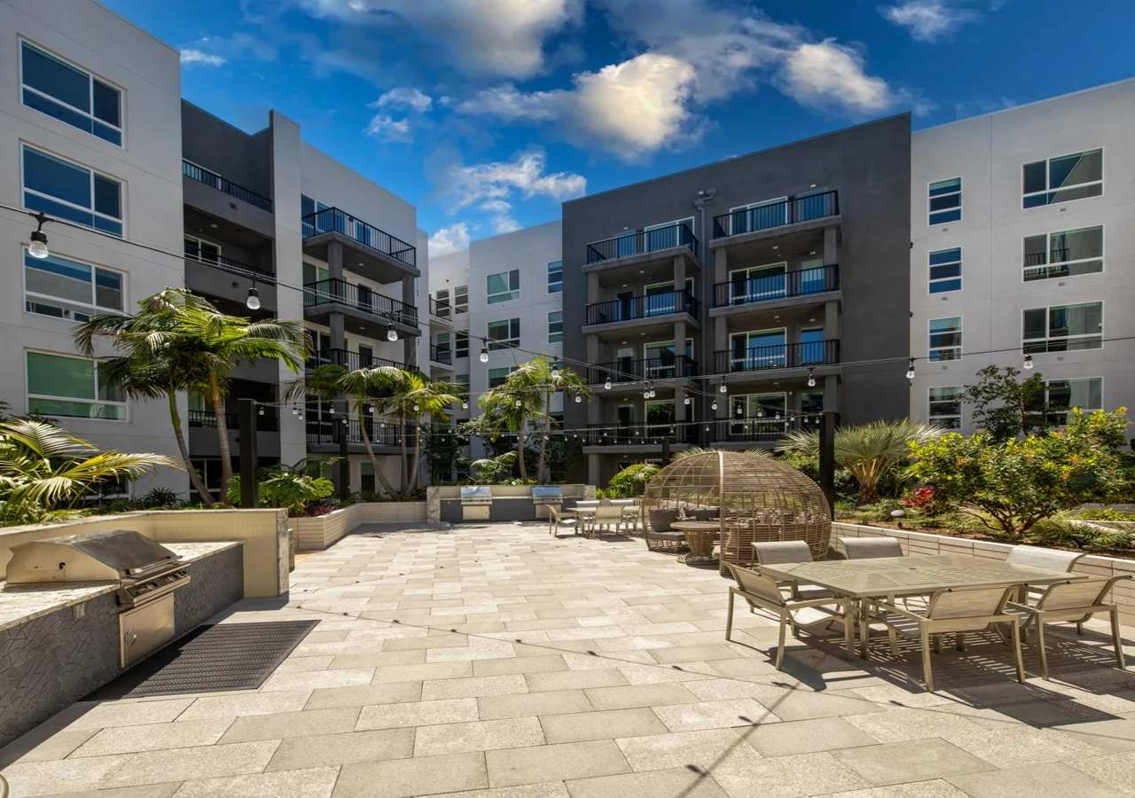 Modern Apartment w/ Pool & Gym Near Disneyland - Photo 35