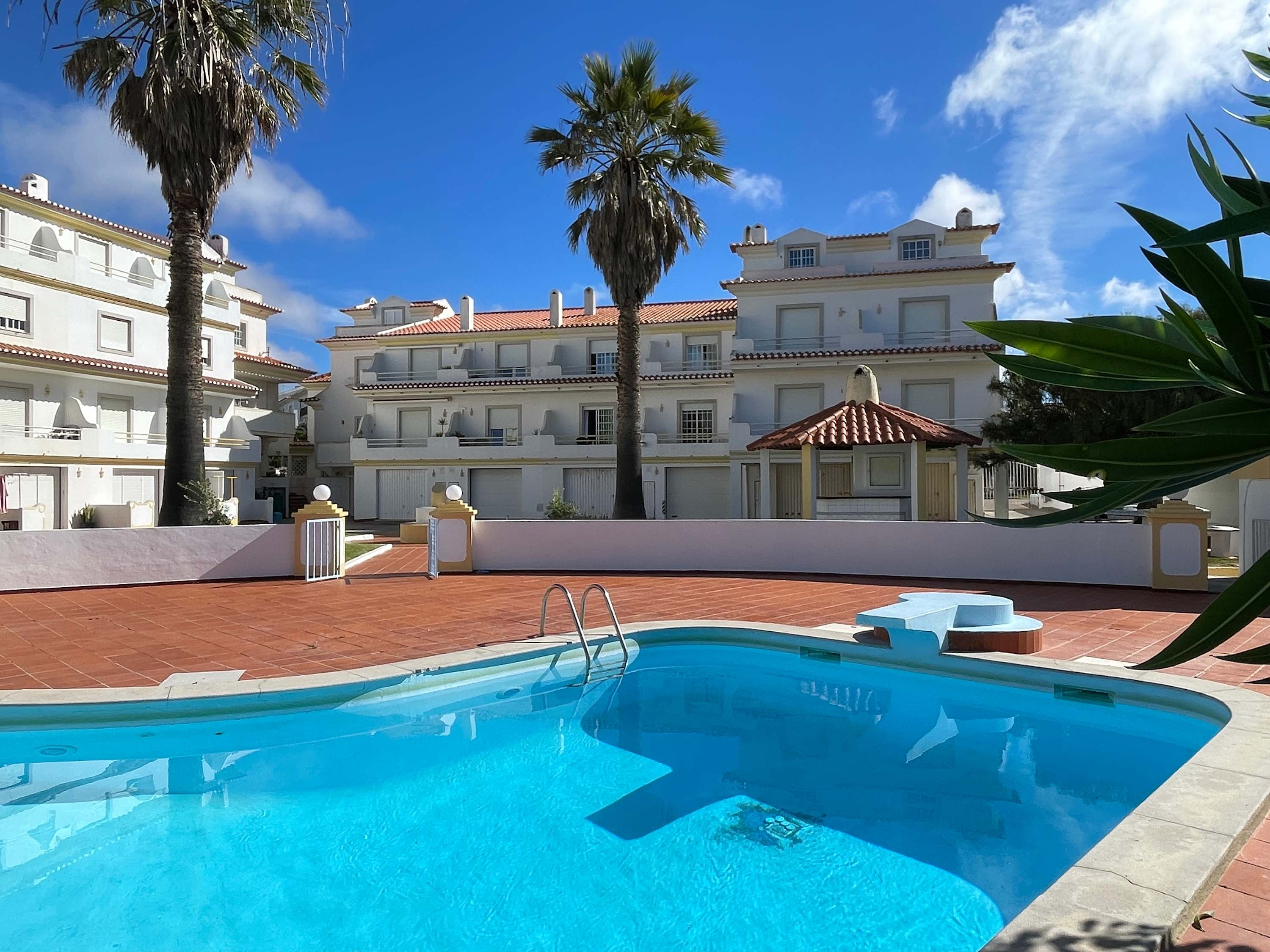 Elegant 3-bed family beach house with large pool area — Praia da Areia Branca, Lisboa — vacation rental