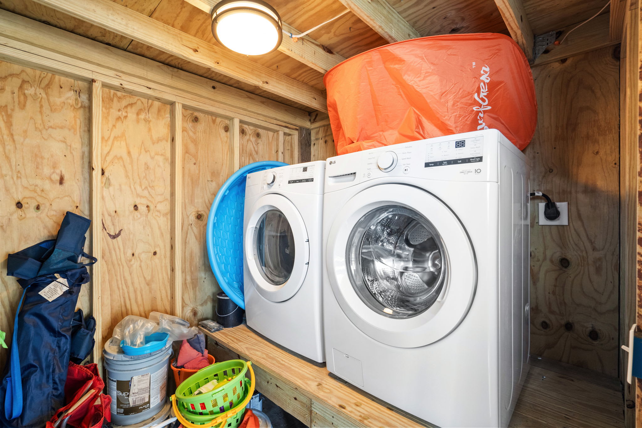 Washer/dryer and fun beach accessories