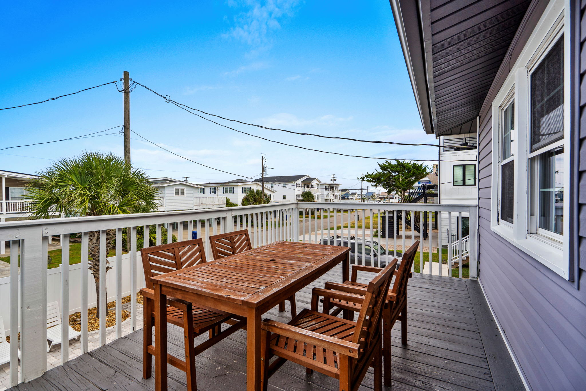 Enjoy meals or drinks on the balcony!