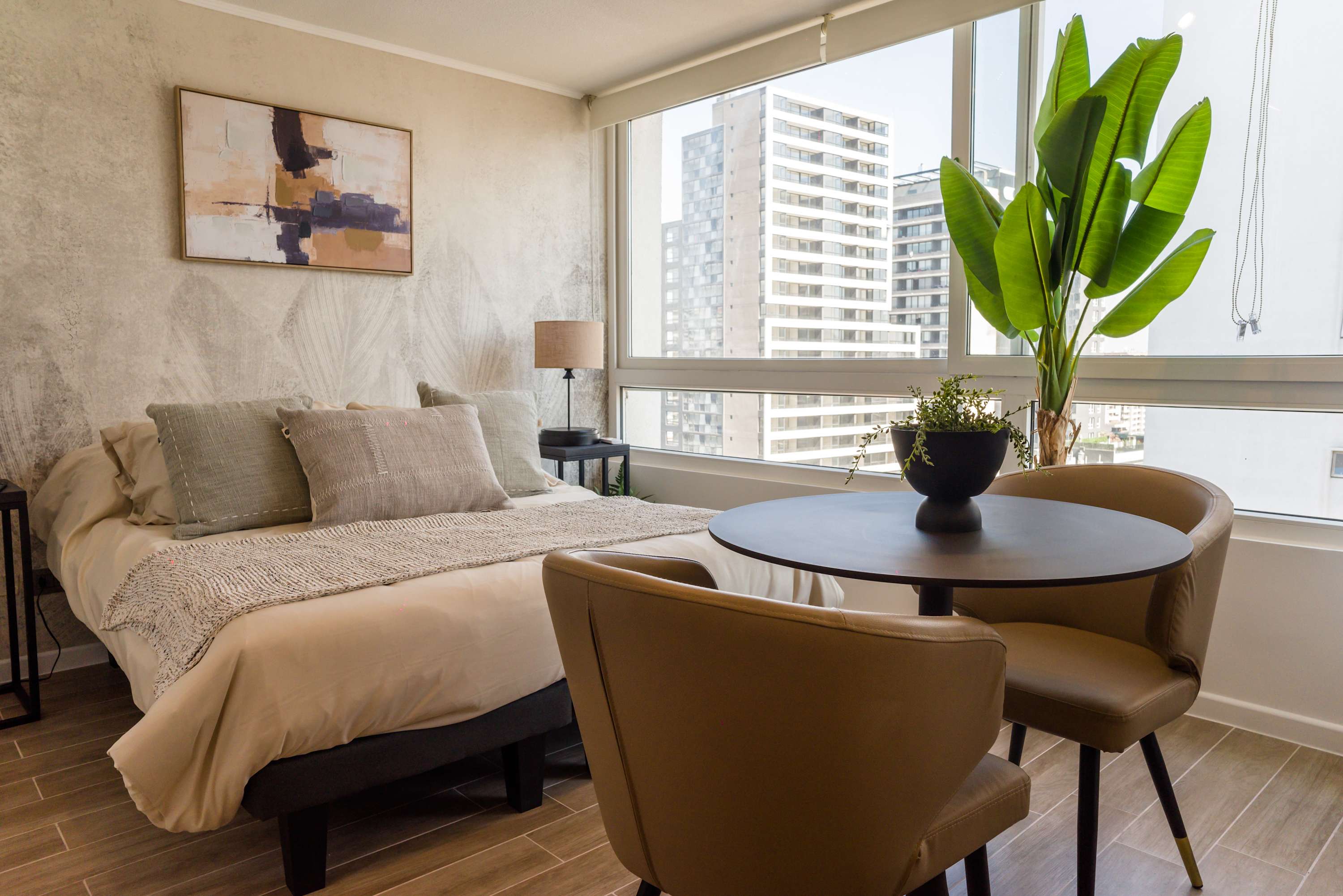 Bright and cozy studio with city views, perfect for a relaxing stay in the heart of the city.