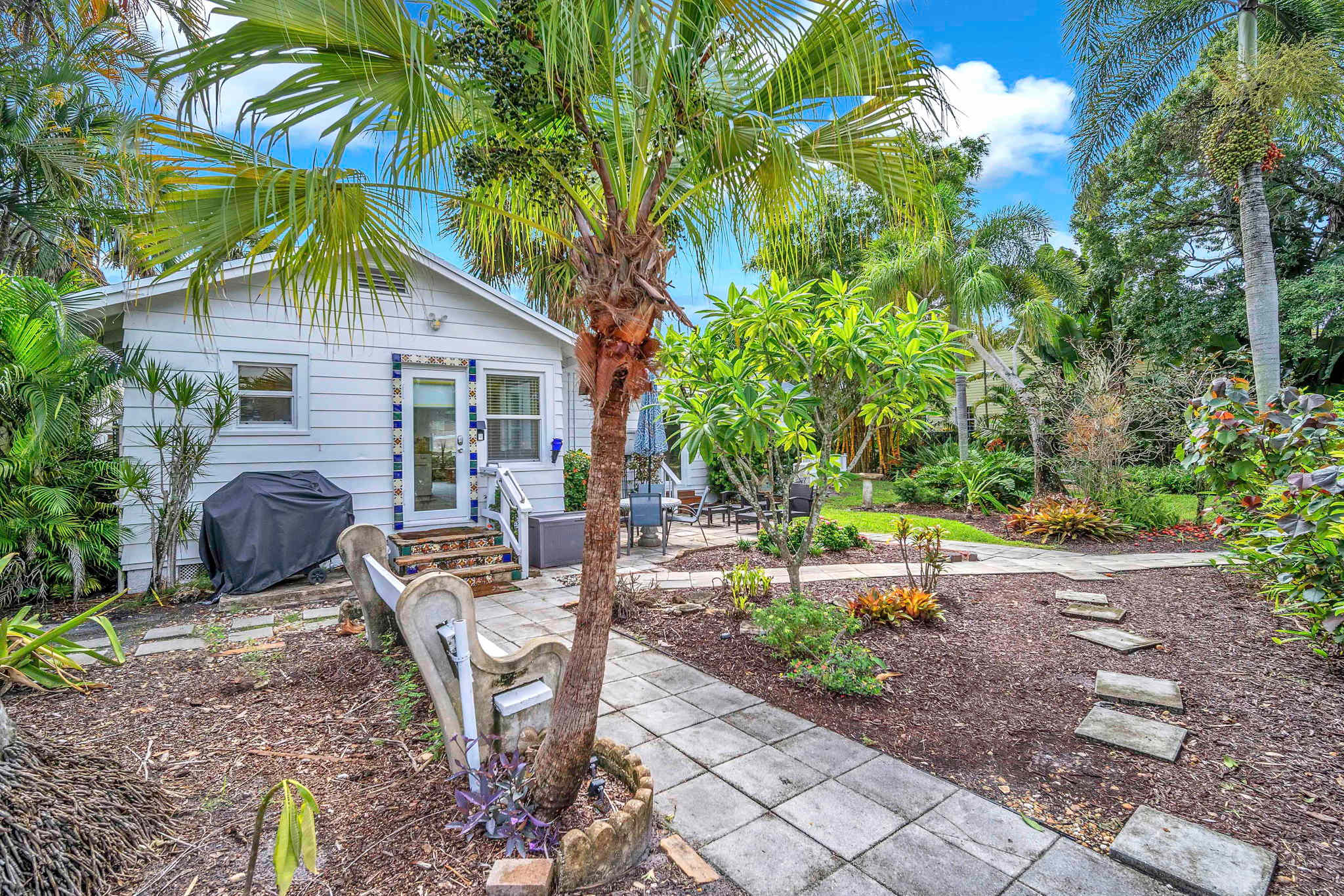 Bromeliad Bungalow - Downtown Cottage
