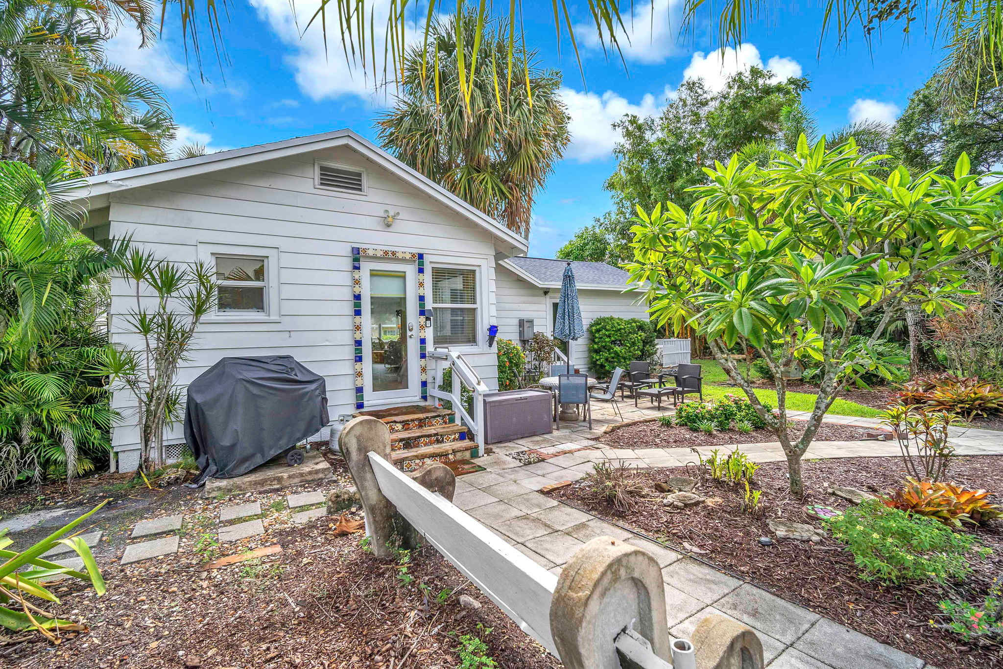 Bromeliad Bungalow - Downtown Cottage