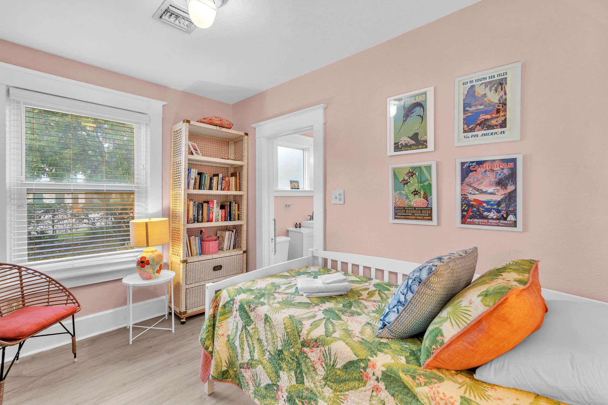 Bromeliad Bungalow - Downtown Cottage