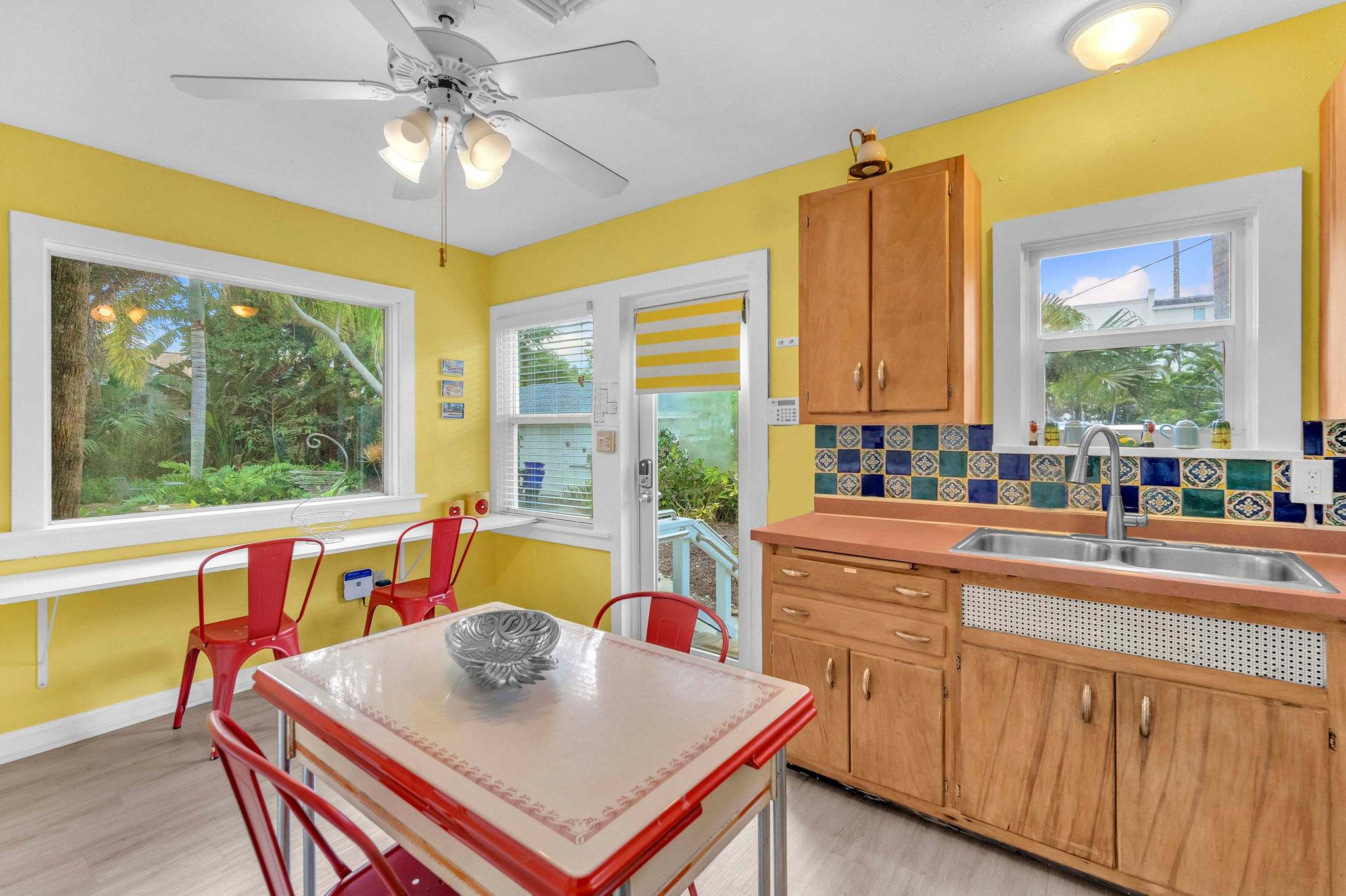 Bromeliad Bungalow - Downtown Cottage