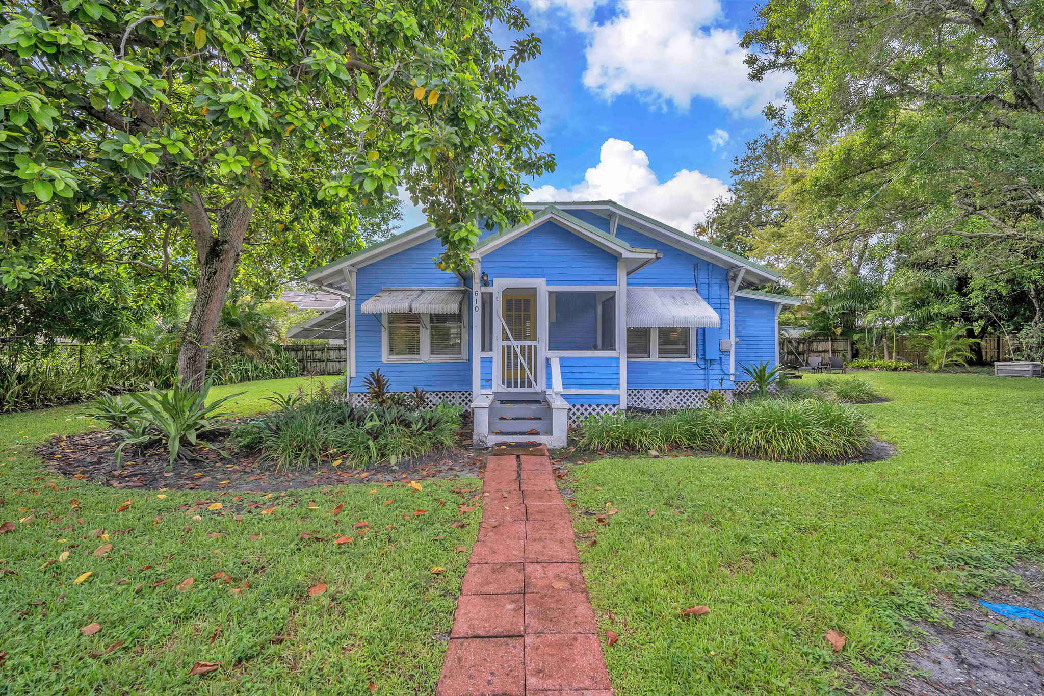 Blue Reverie - Downtown Cottage