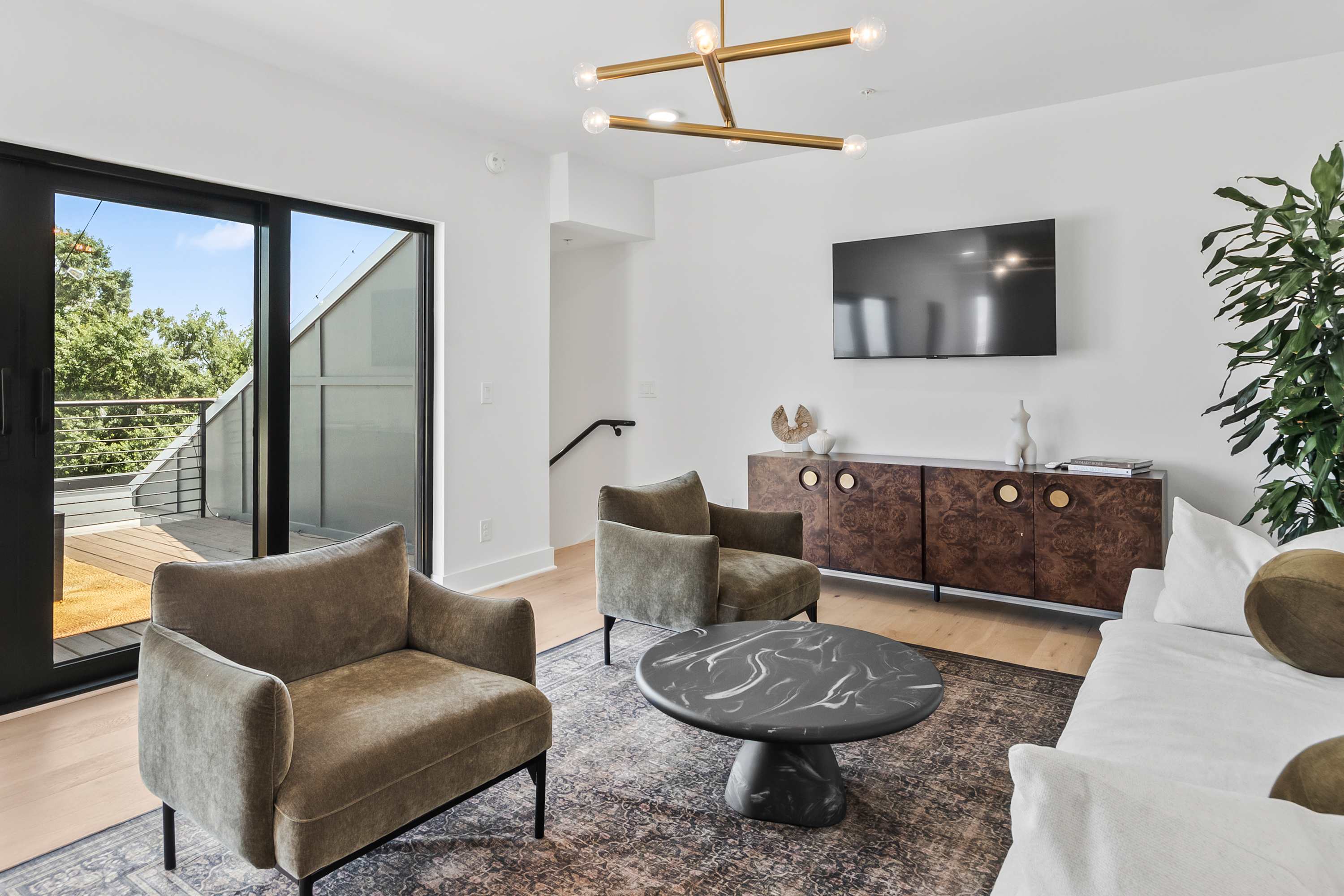 Olive Stone Modern Penthouse Near Mercedes Benz - Picture 9