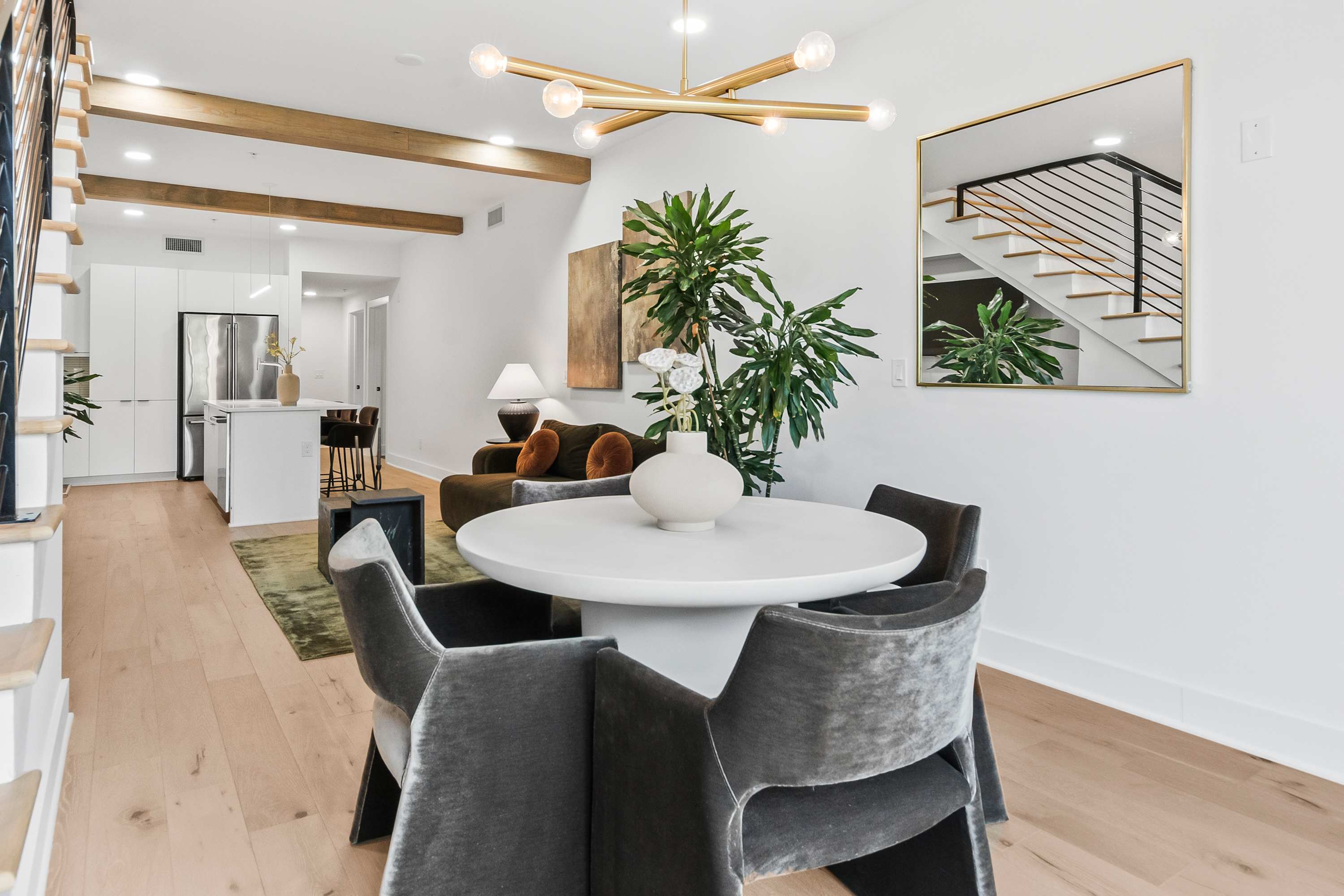 Olive Stone Modern Penthouse Near Mercedes Benz - Picture 6