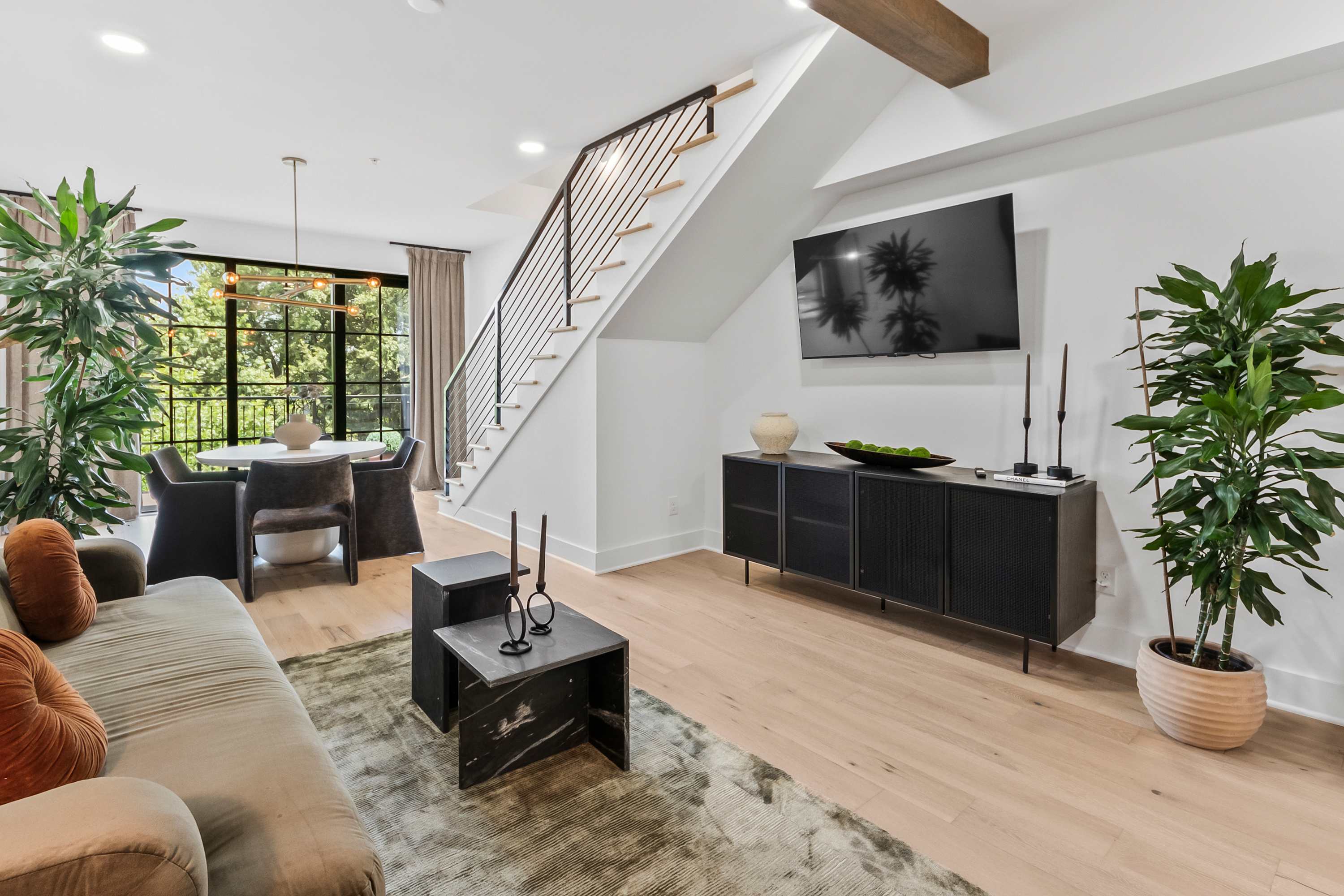 Olive Stone Modern Penthouse Near Mercedes Benz - Picture 16