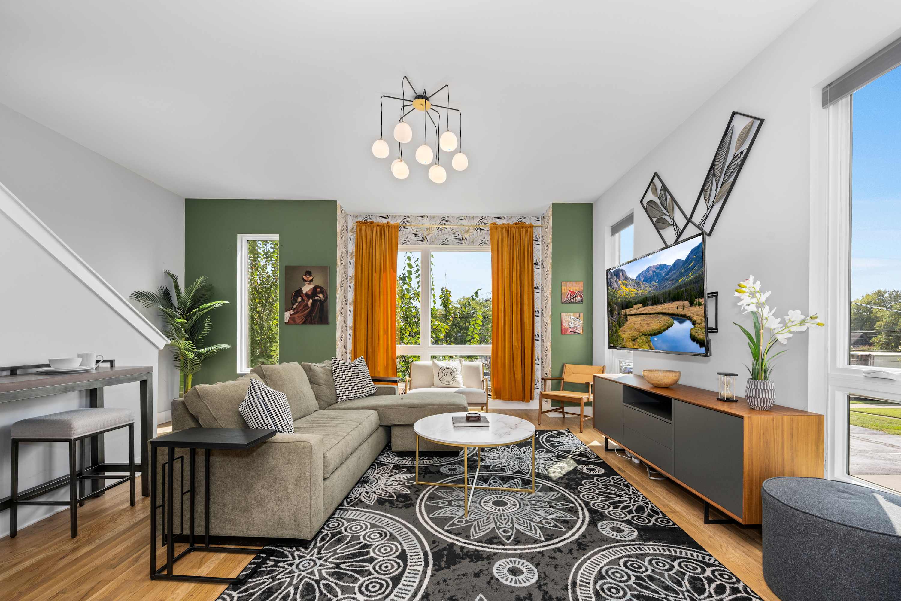 Stylish 4BR - Rooftop Deck Near Downtown