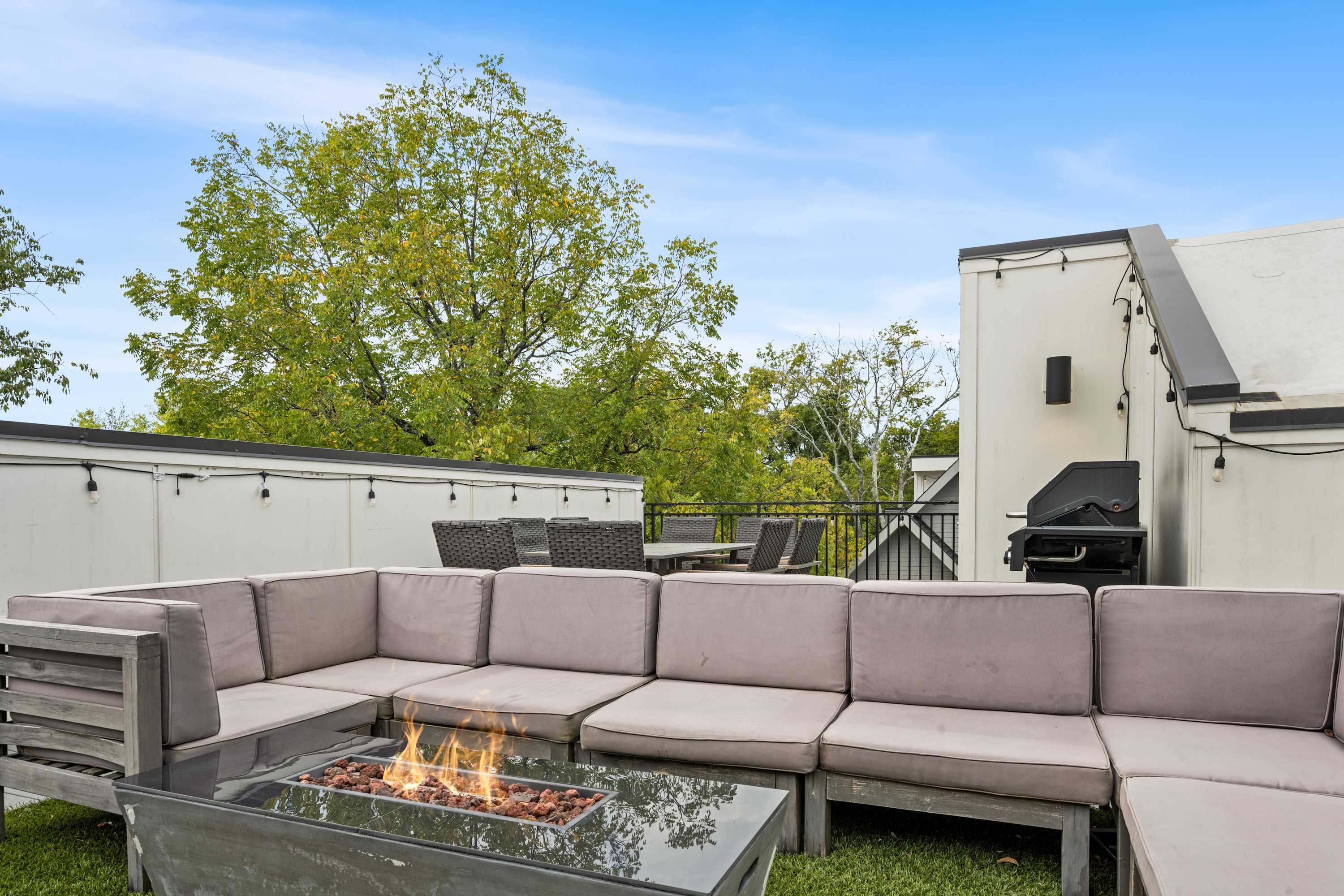 A rooftop deck and fire pit, perfect for group gatherings and stargazing