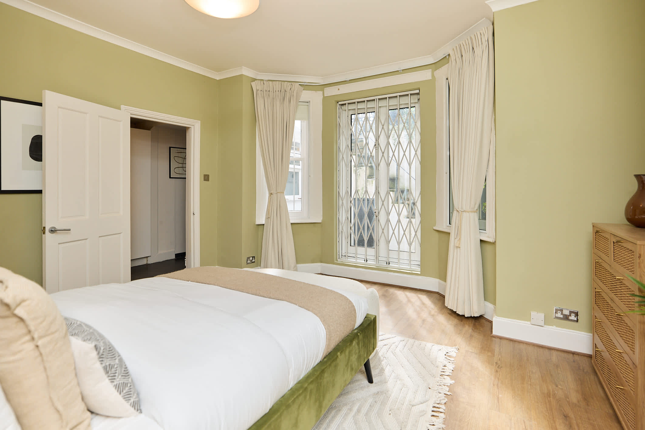 Kensington Garden Flat with Office & Outdoor Space in 160 Holland Road, W14 8BE - Property image 16 - VivreStays
