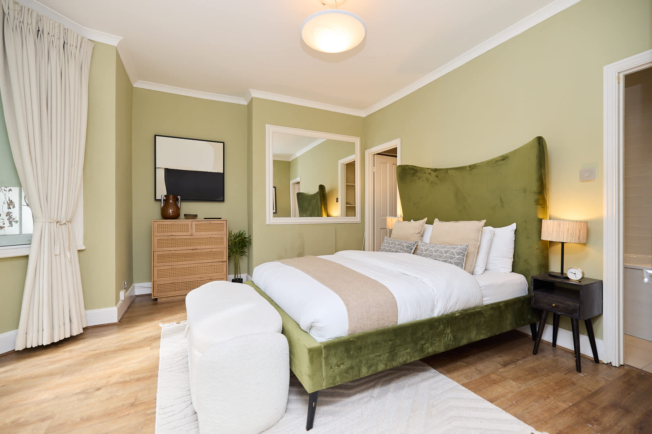 Kensington Garden Flat with Office & Outdoor Space in 160 Holland Road, W14 8BE - Property image 15 - VivreStays