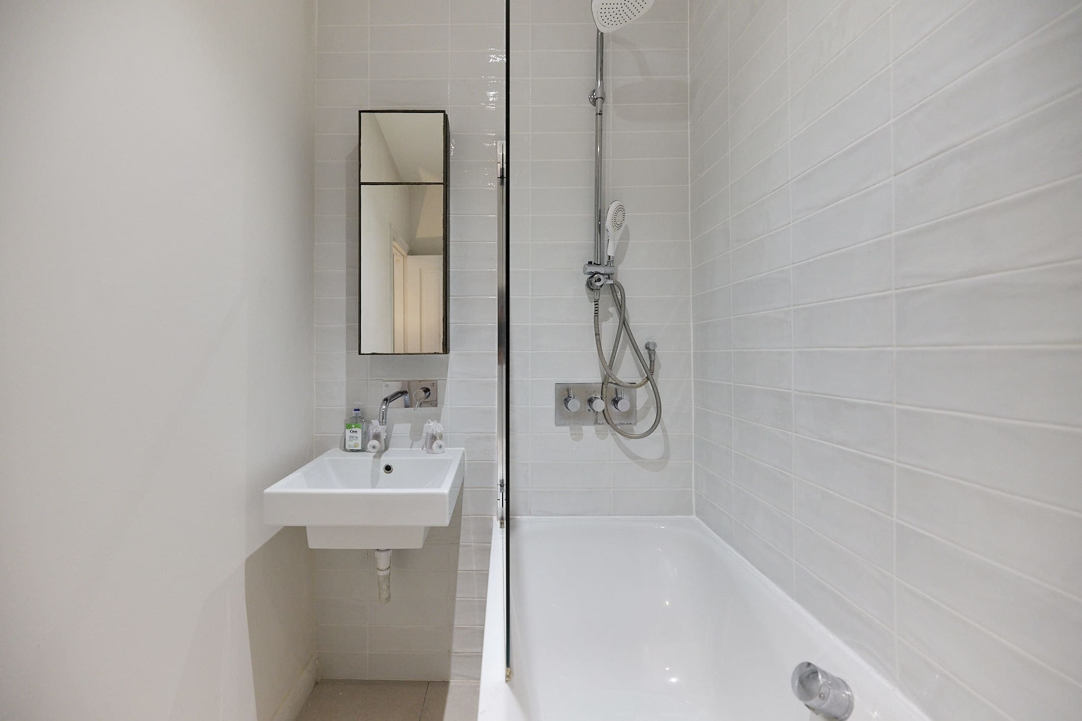 Kensington Garden Flat with Office & Outdoor Space in 160 Holland Road, W14 8BE - Property image 19 - VivreStays