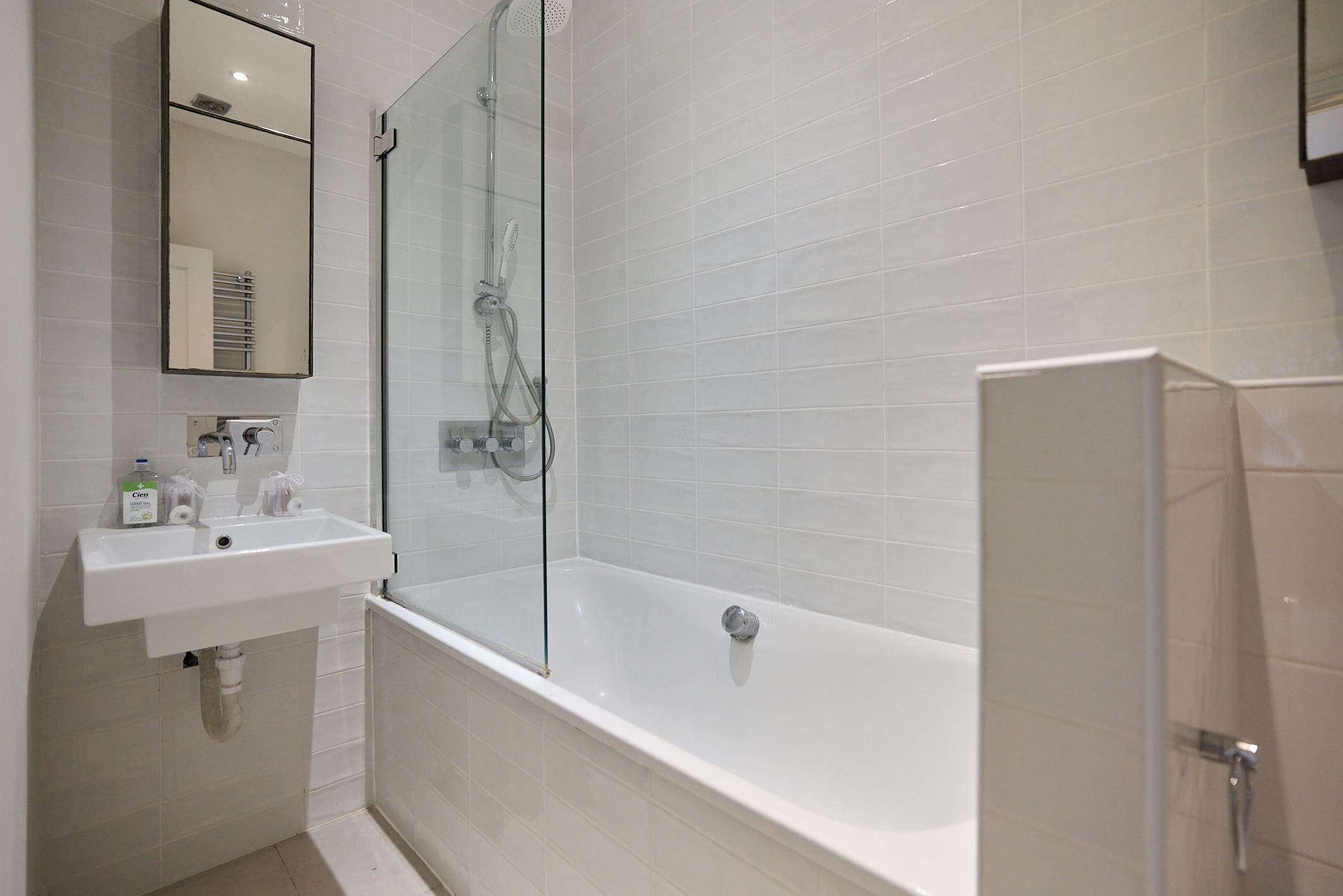 Kensington Garden Flat with Office & Outdoor Space in 160 Holland Road, W14 8BE - Property image 5 - VivreStays