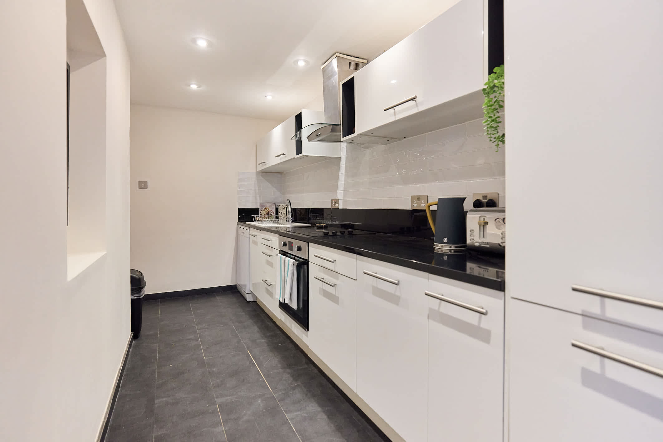 Kensington Garden Flat with Office & Outdoor Space in 160 Holland Road, W14 8BE - Property image 12 - VivreStays