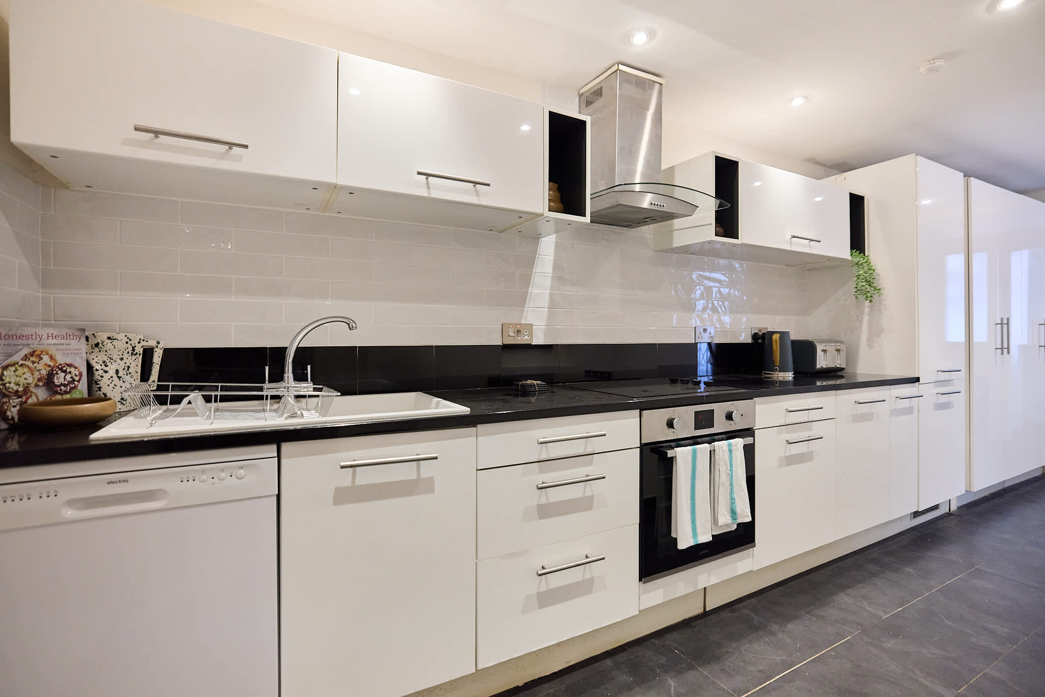 Kensington Garden Flat with Office & Outdoor Space in 160 Holland Road, W14 8BE - Property image 2 - VivreStays