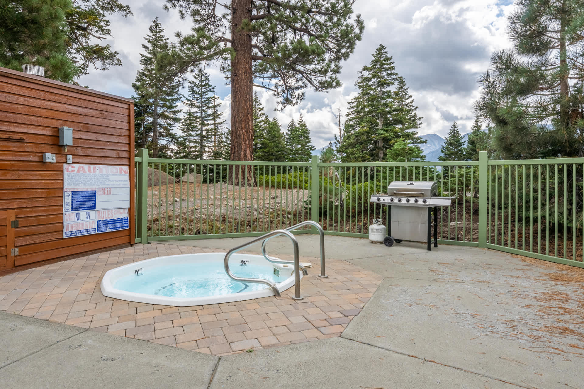 Mountainback Community Hot Tub