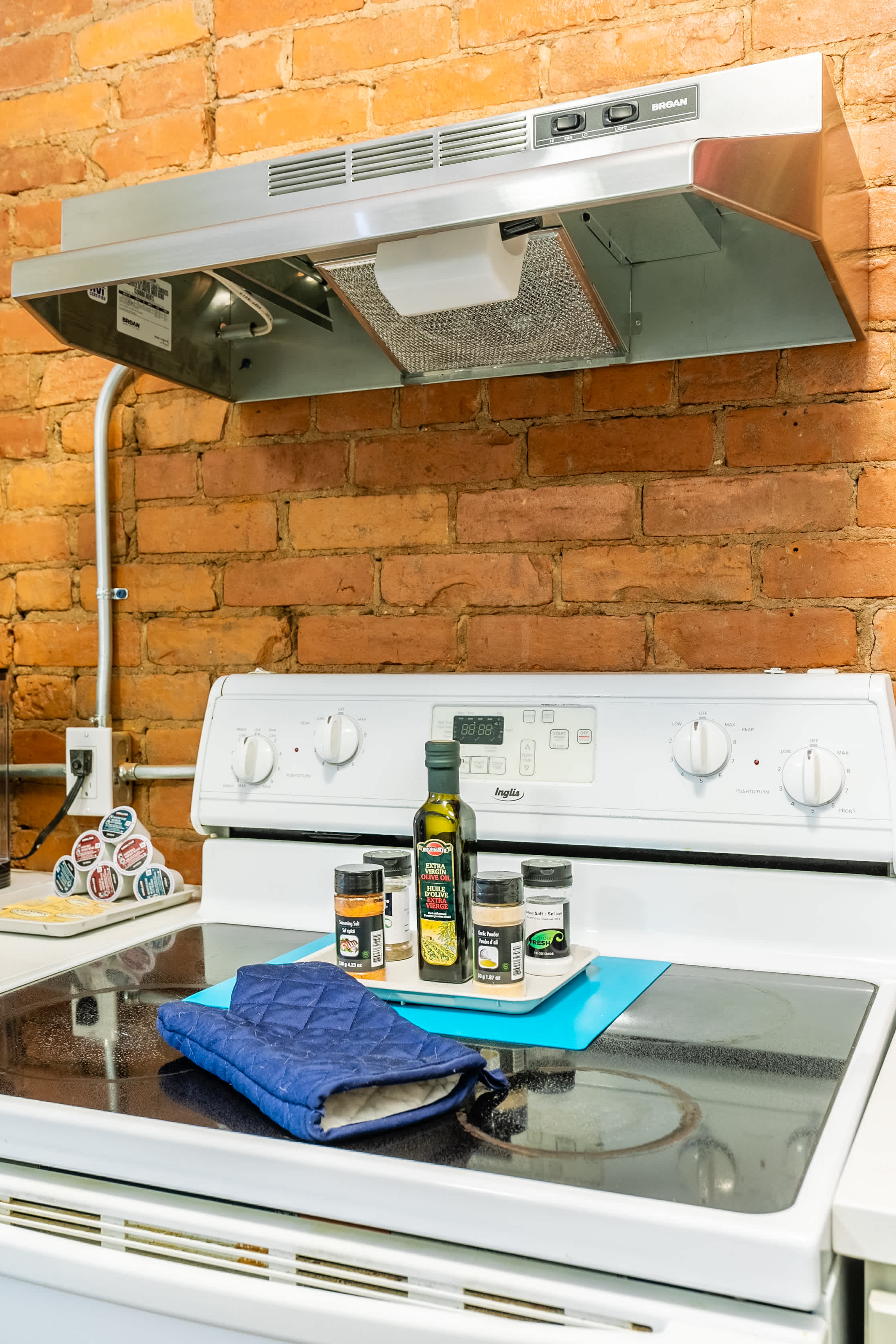 Boutique 2BR Apartment on James St North Sleeps 6 | Photo 13