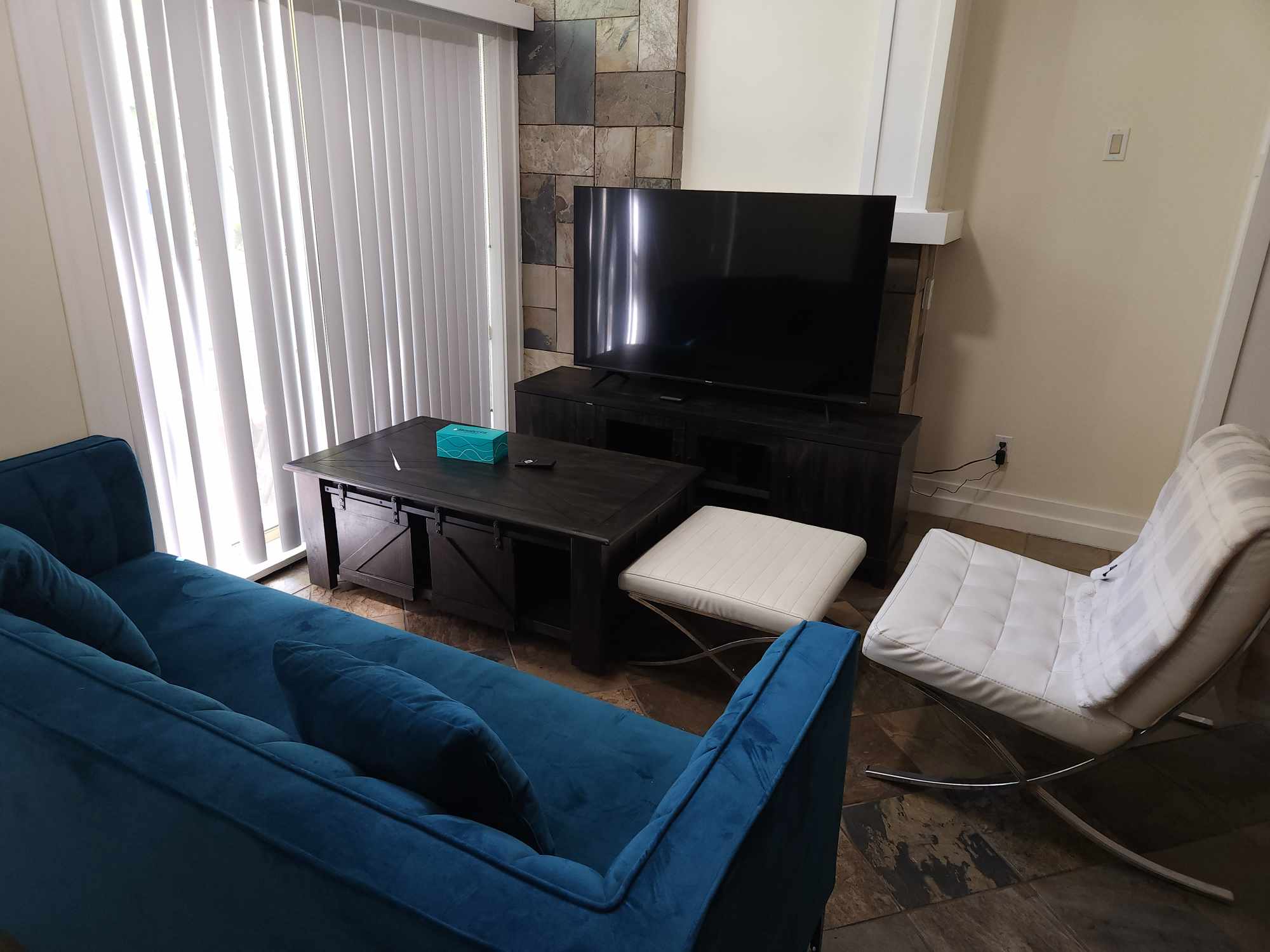 Elegance: 2-Bedroom Townhouse in Central Vancouver 3