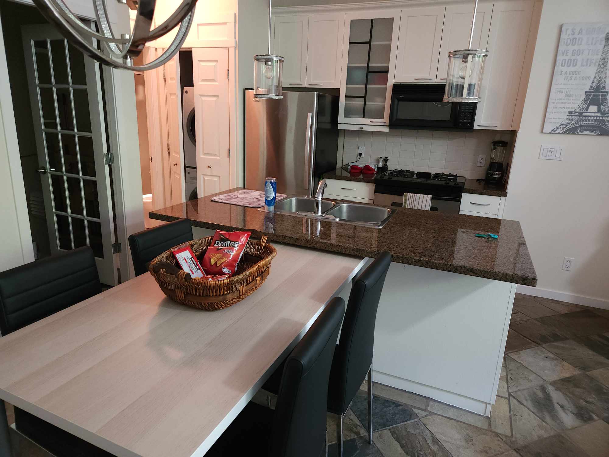 Elegance: 2-Bedroom Townhouse in Central Vancouver 6