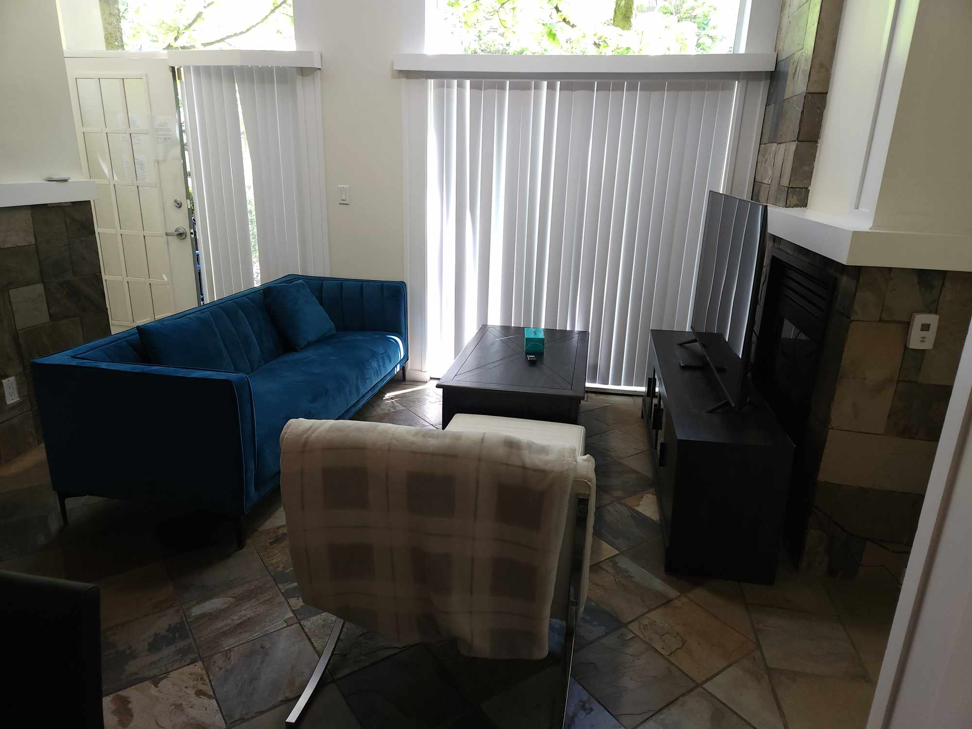 Elegance: 2-Bedroom Townhouse in Central Vancouver