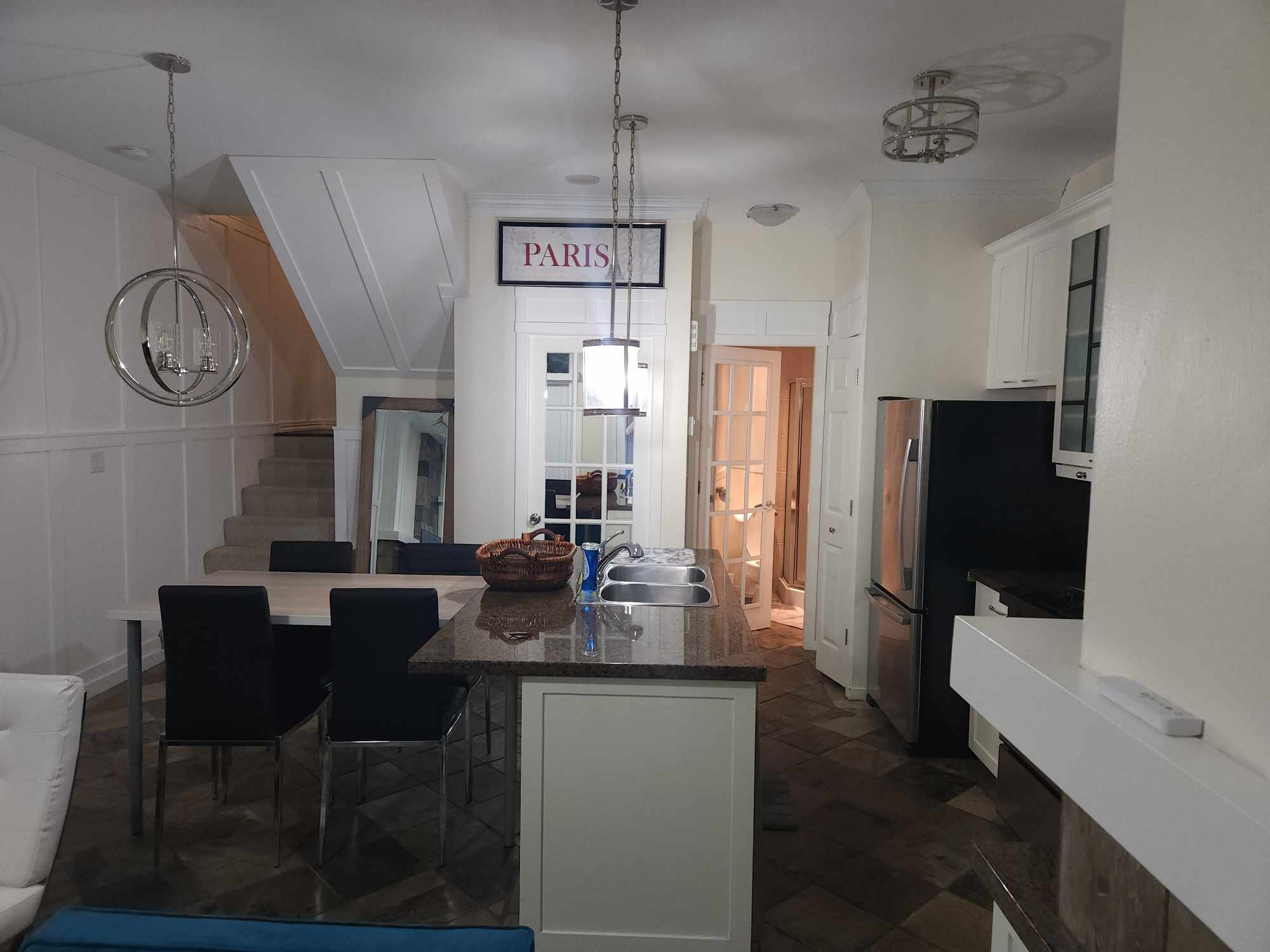 Elegance: 2-Bedroom Townhouse in Central Vancouver 5