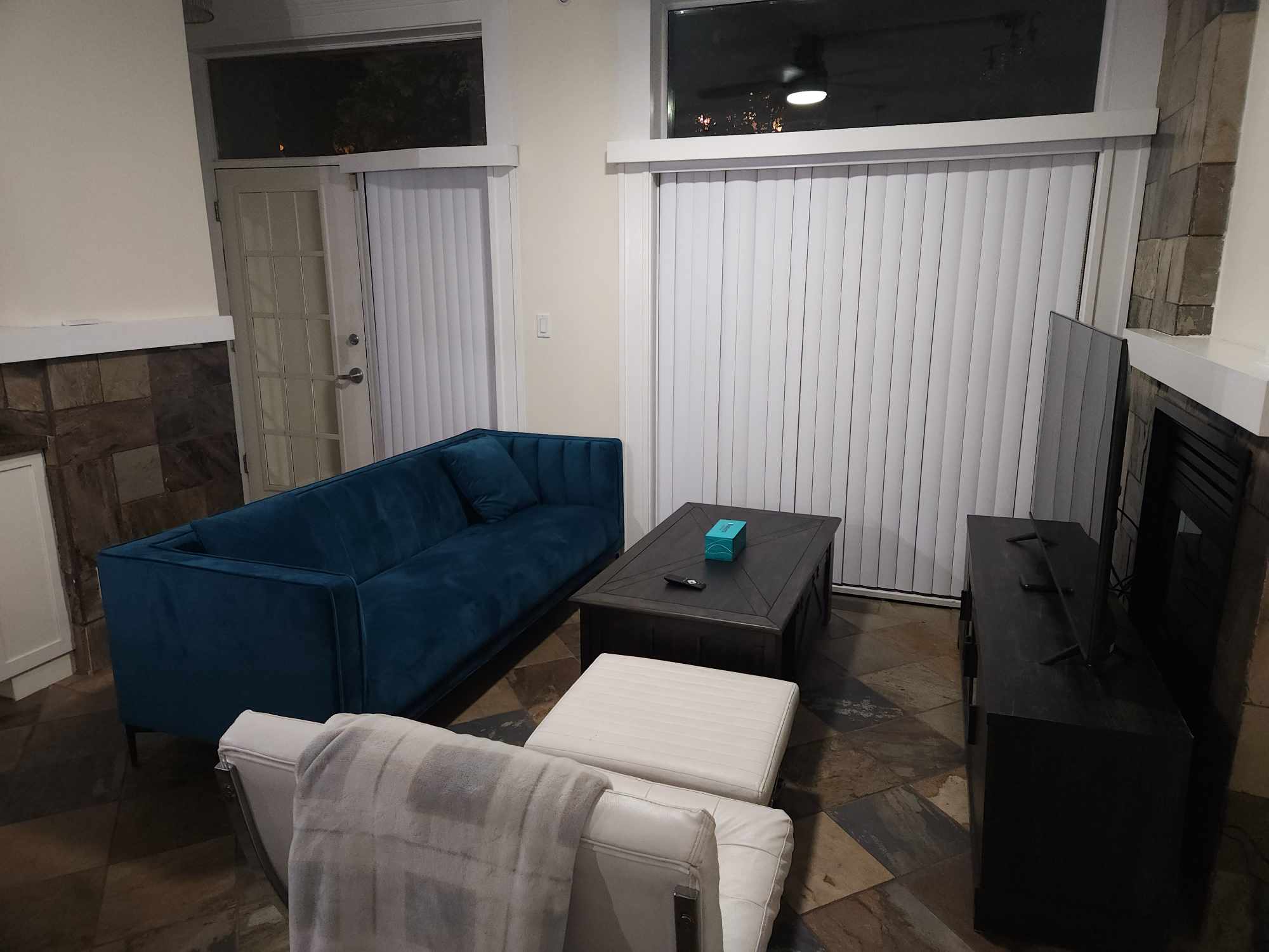 Elegance: 2-Bedroom Townhouse in Central Vancouver 2