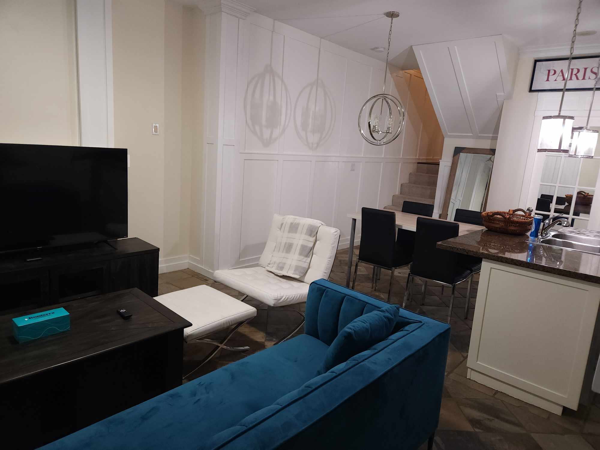 Elegance: 2-Bedroom Townhouse in Central Vancouver 4