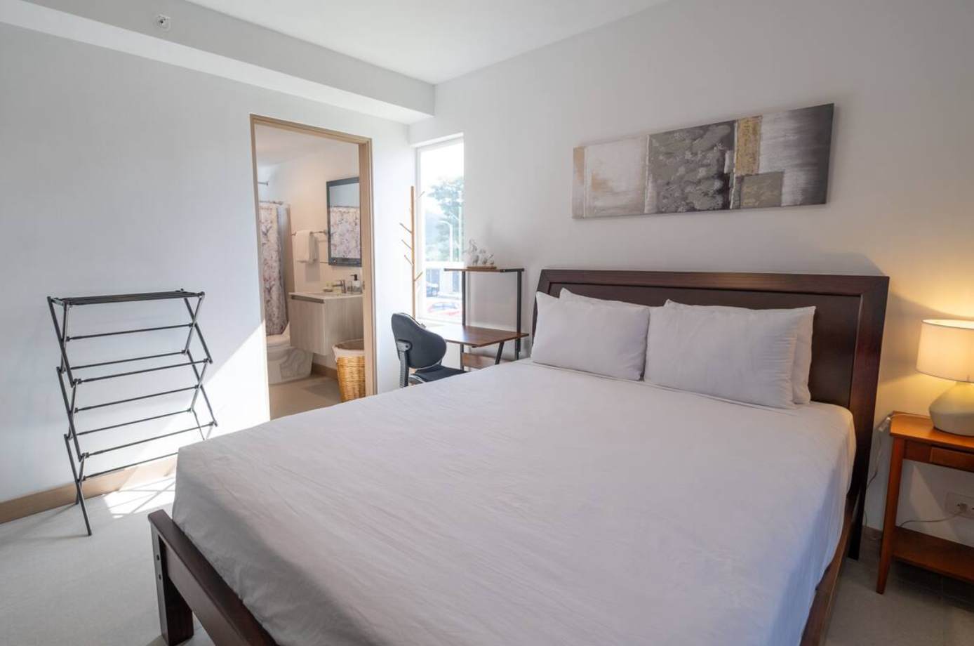 Second double bedroom with en-suite bathroom 