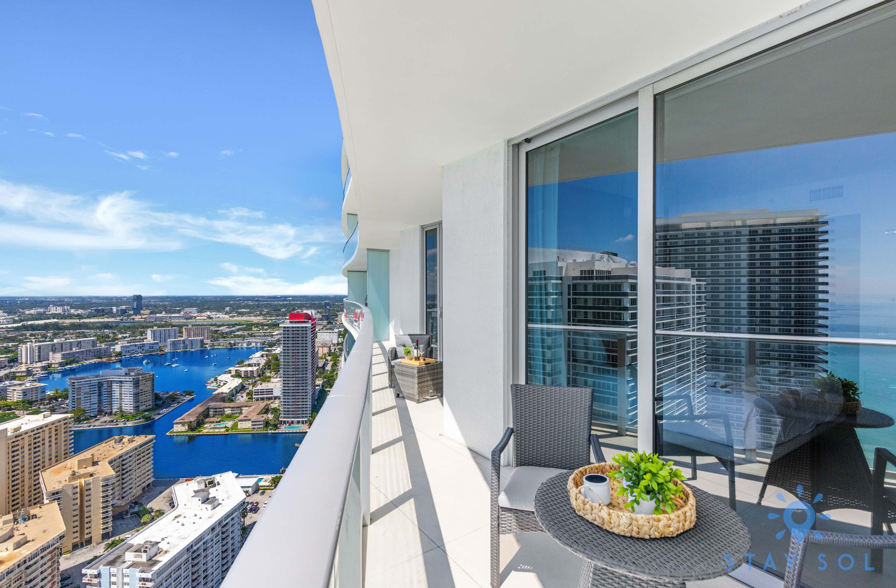 Hollywood 2BR Apartment w/Balcony