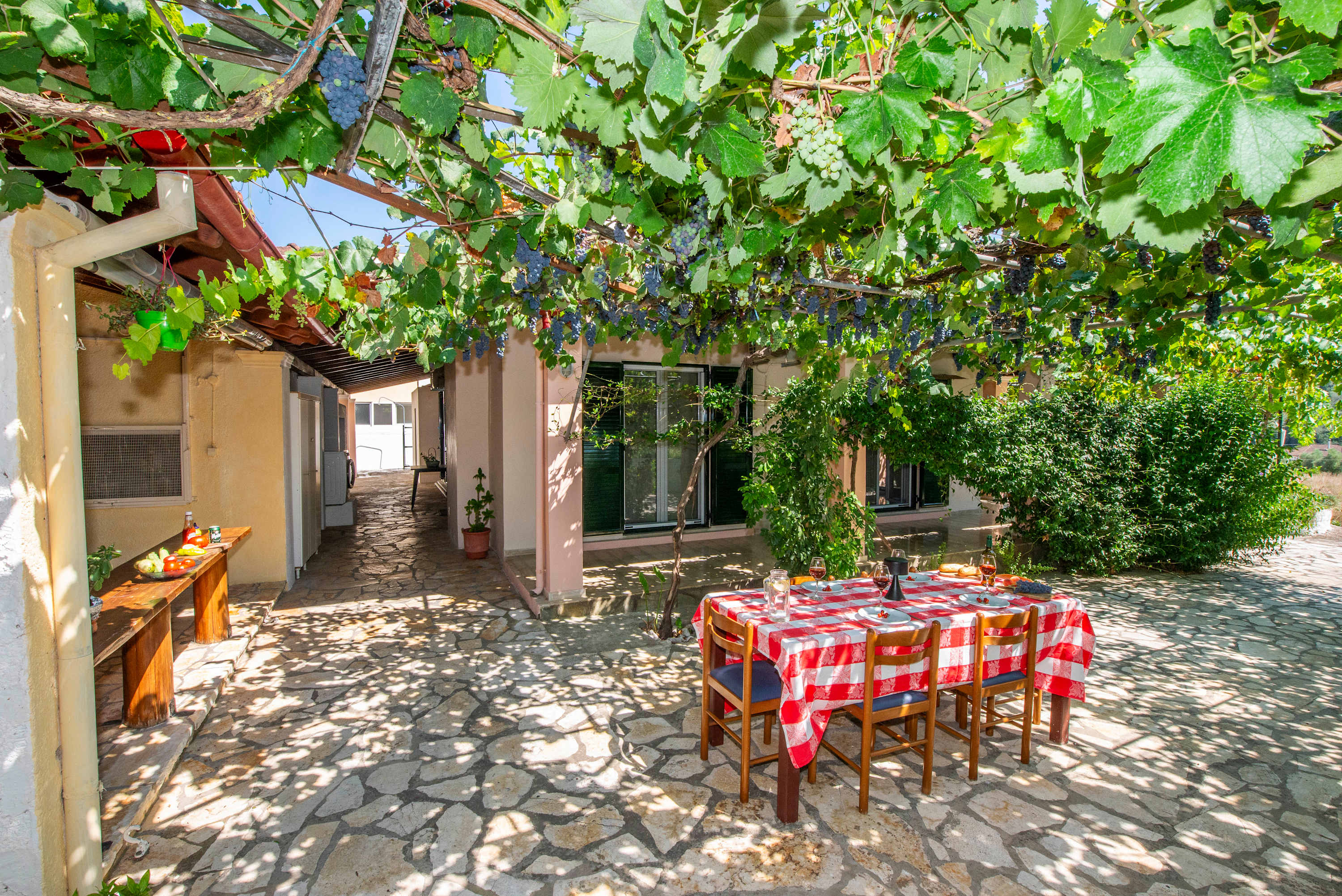 Green Yard Gem - Family Getaway in Sidari, Corfu — Antiperni, Corfu — vacation rental